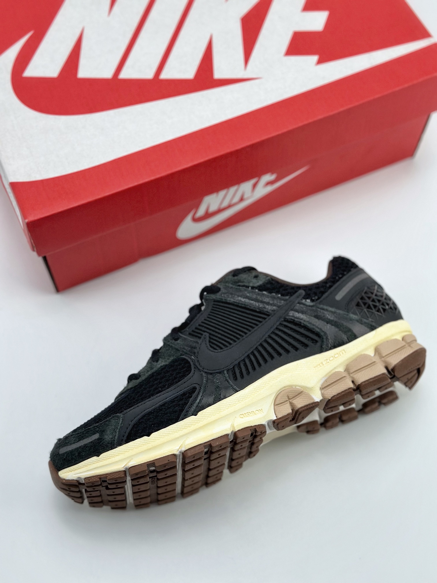 NIKE ZOOM Vomero 5 SP 复古风潮 网面透气运动鞋 FD0533-010