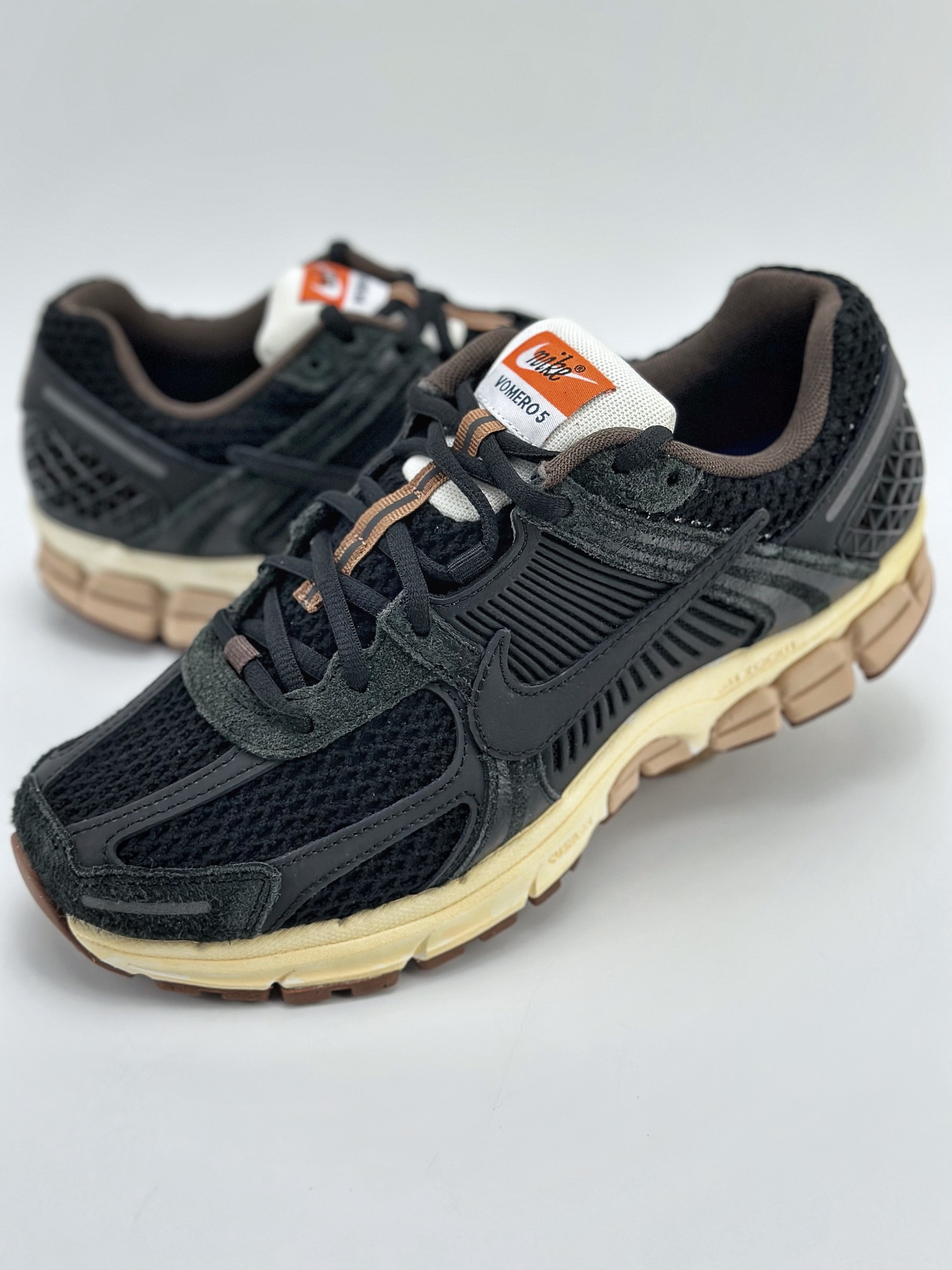 NIKE ZOOM Vomero 5 SP 复古风潮 网面透气运动鞋 FD0533-010