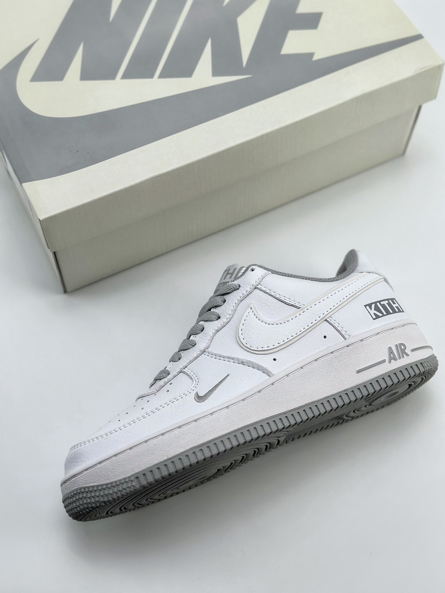 240 Nike Air Force 1 Low 07 x KITH 联名白灰 KT1659-009