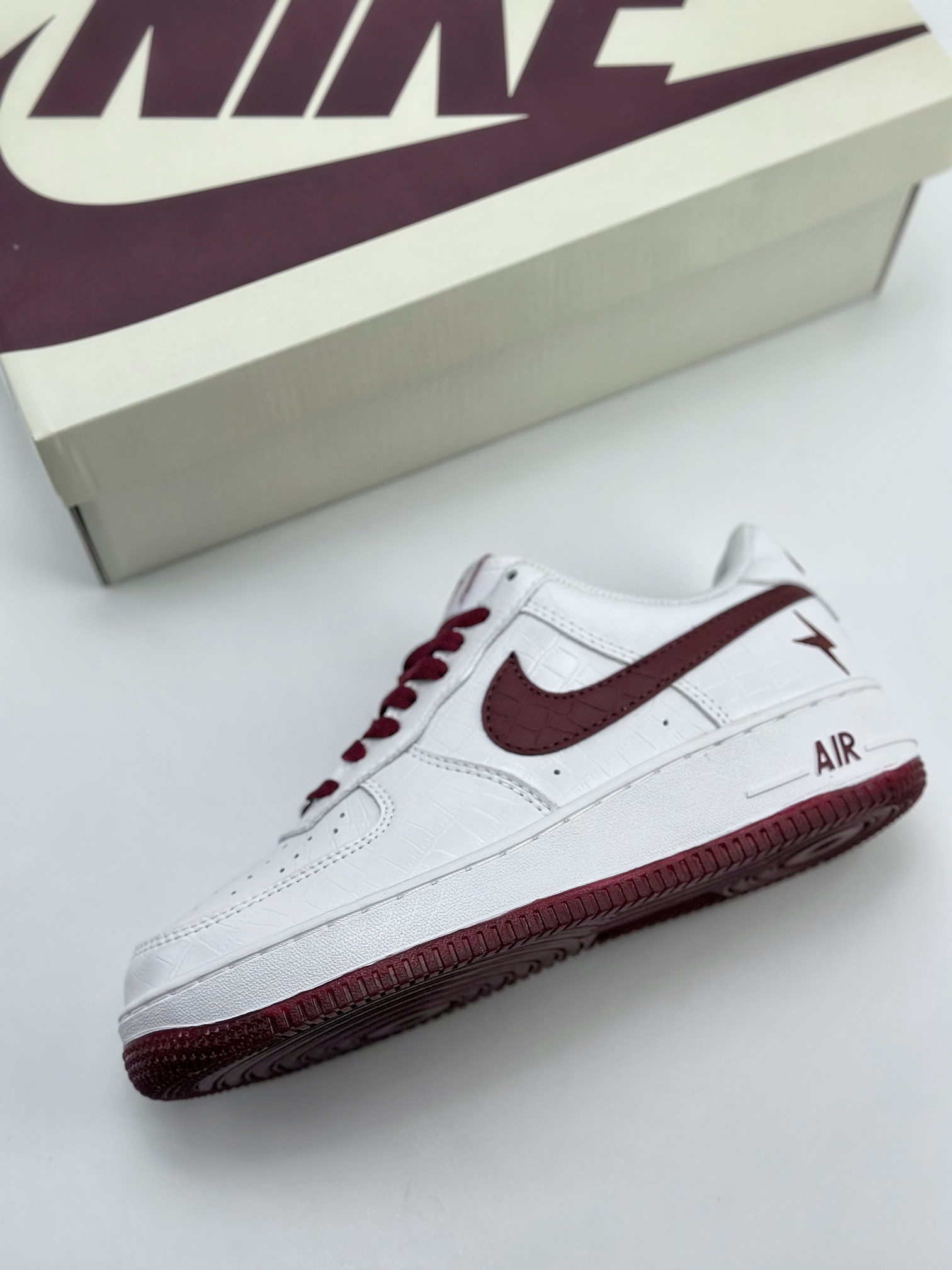 240 Nike Air Force 1 Low 07 白酒红鳄鱼裂纹 DD0614-335