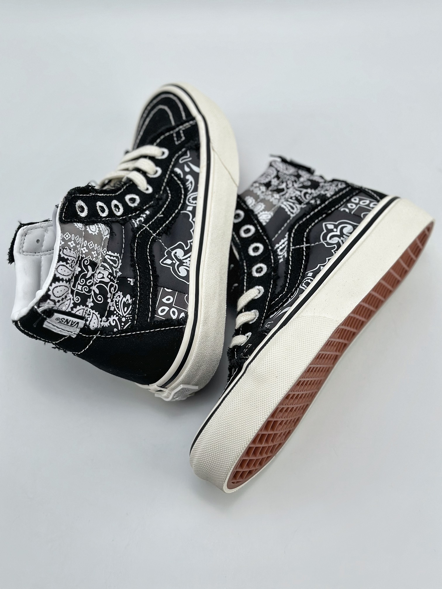 180 Vault by Vans x INVINCIBLE联名系列 Sk8-Hi 蜕变中  VN000CDDBP6