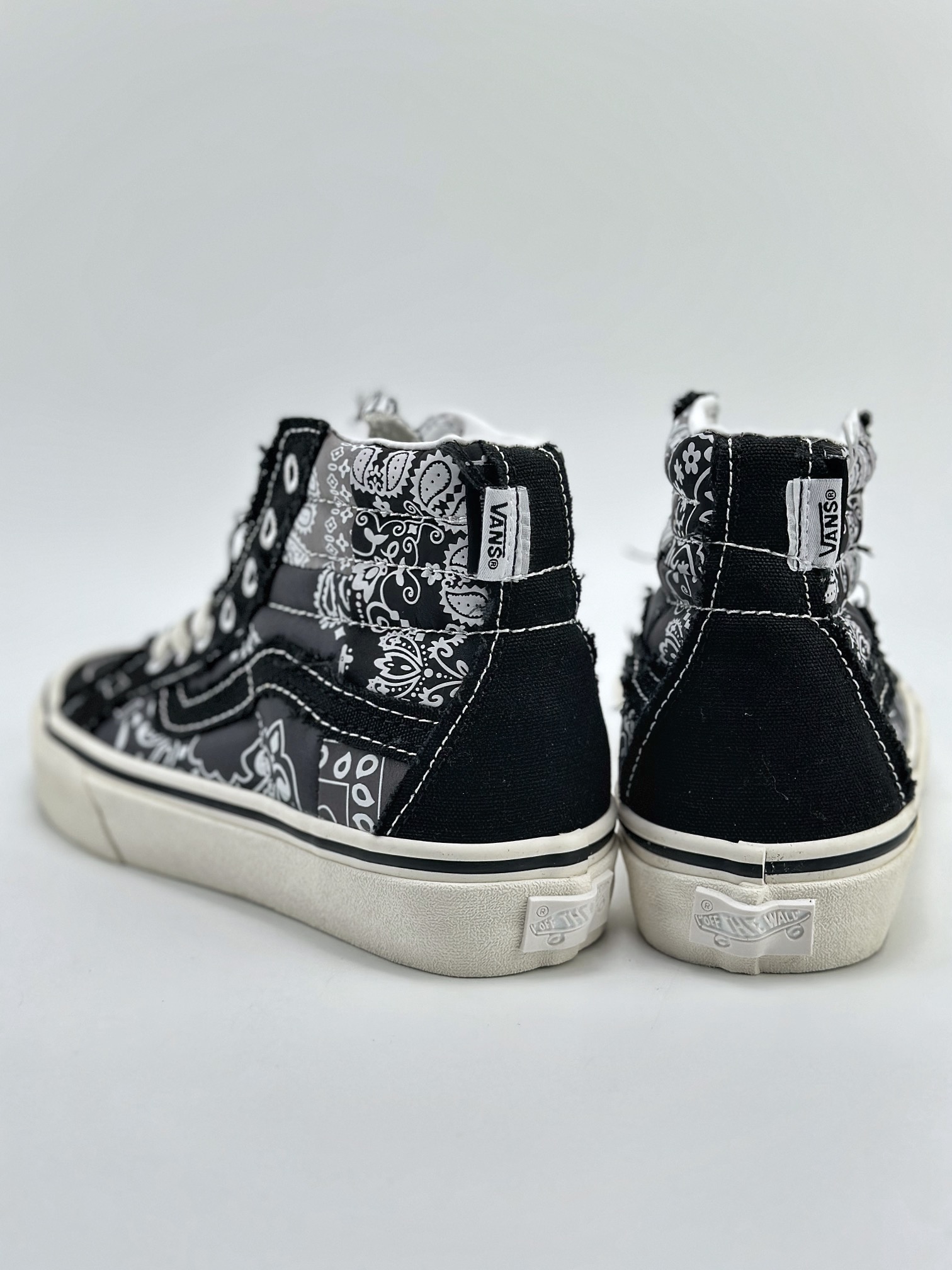 180 Vault by Vans x INVINCIBLE联名系列 Sk8-Hi 蜕变中  VN000CDDBP6