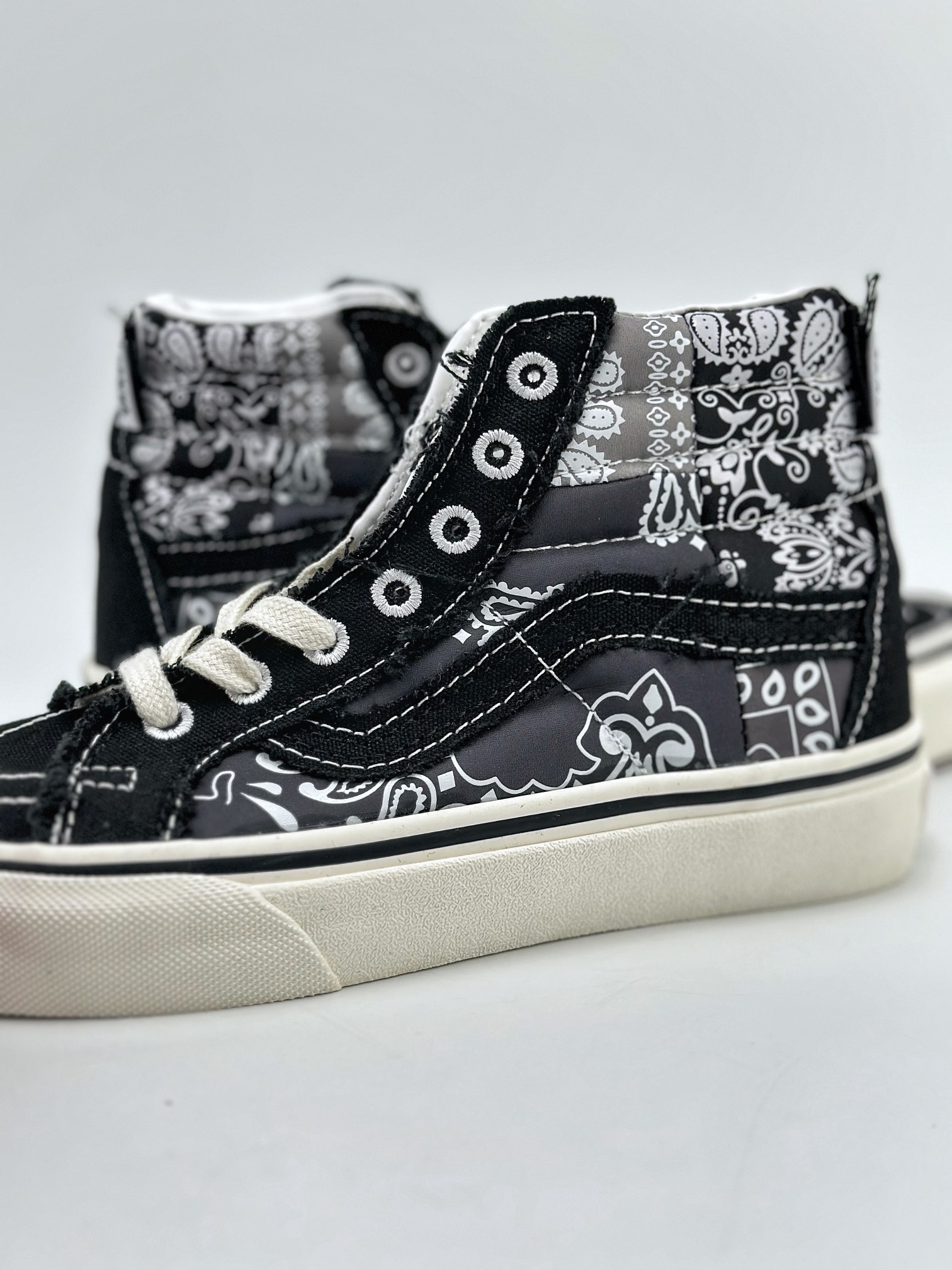 180 Vault by Vans x INVINCIBLE联名系列 Sk8-Hi 蜕变中  VN000CDDBP6