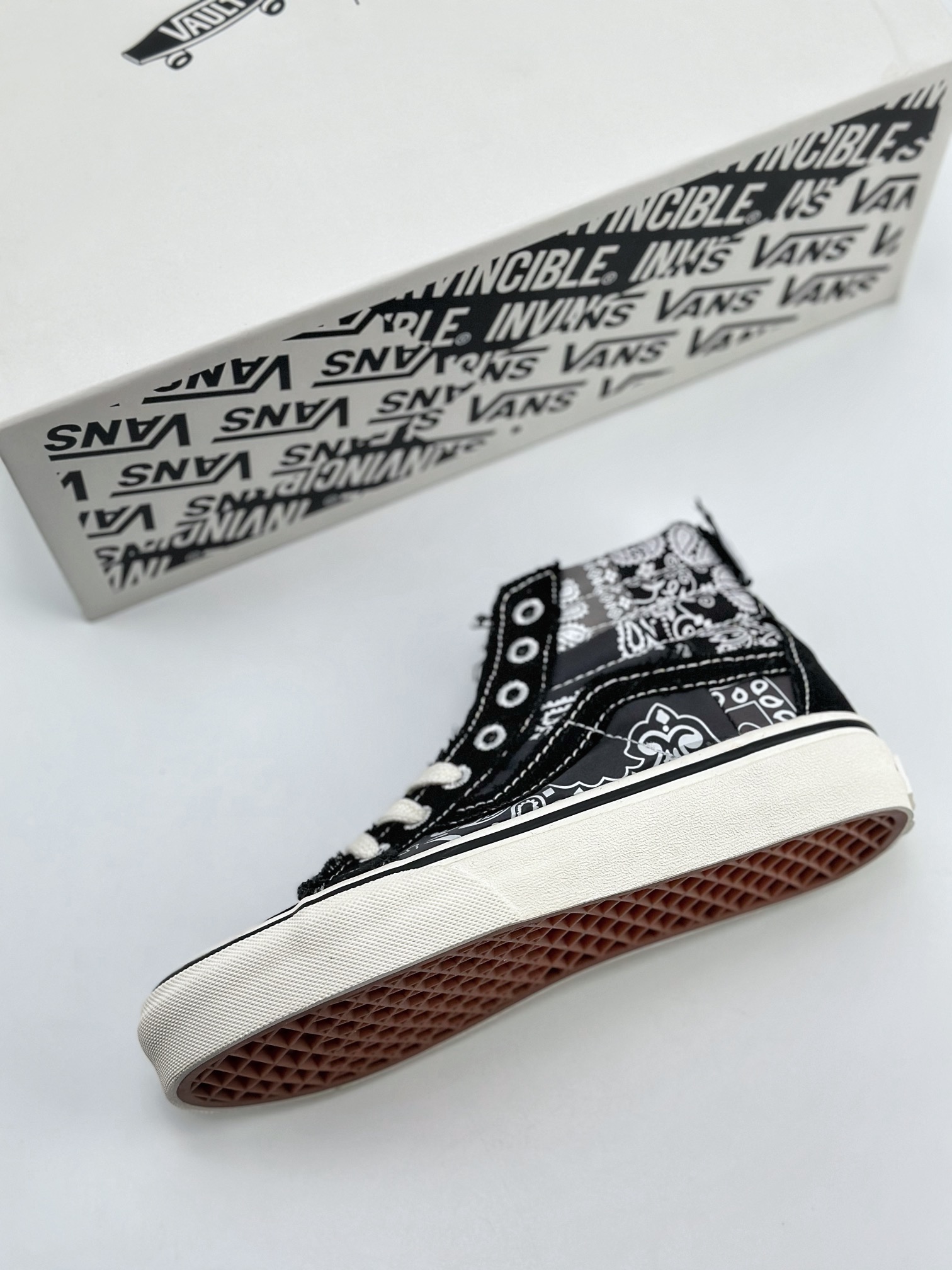 180 Vault by Vans x INVINCIBLE联名系列 Sk8-Hi 蜕变中  VN000CDDBP6