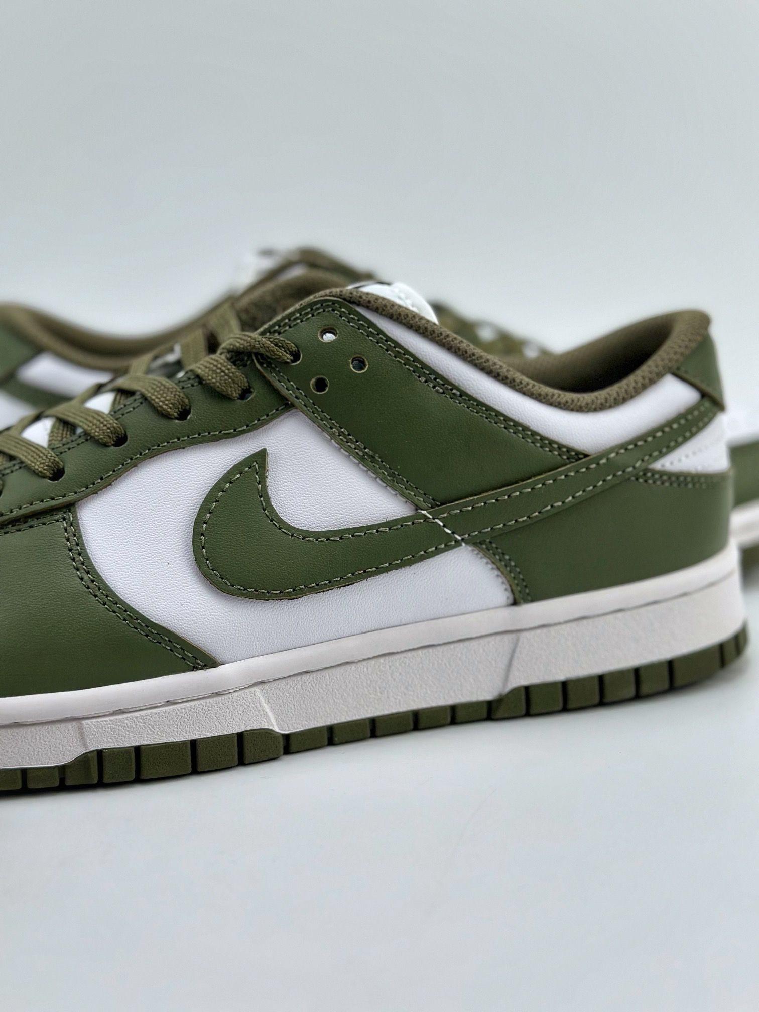 260 Nike SB Dunk Low “Medium Olive” 白橄榄绿 DD1503-120