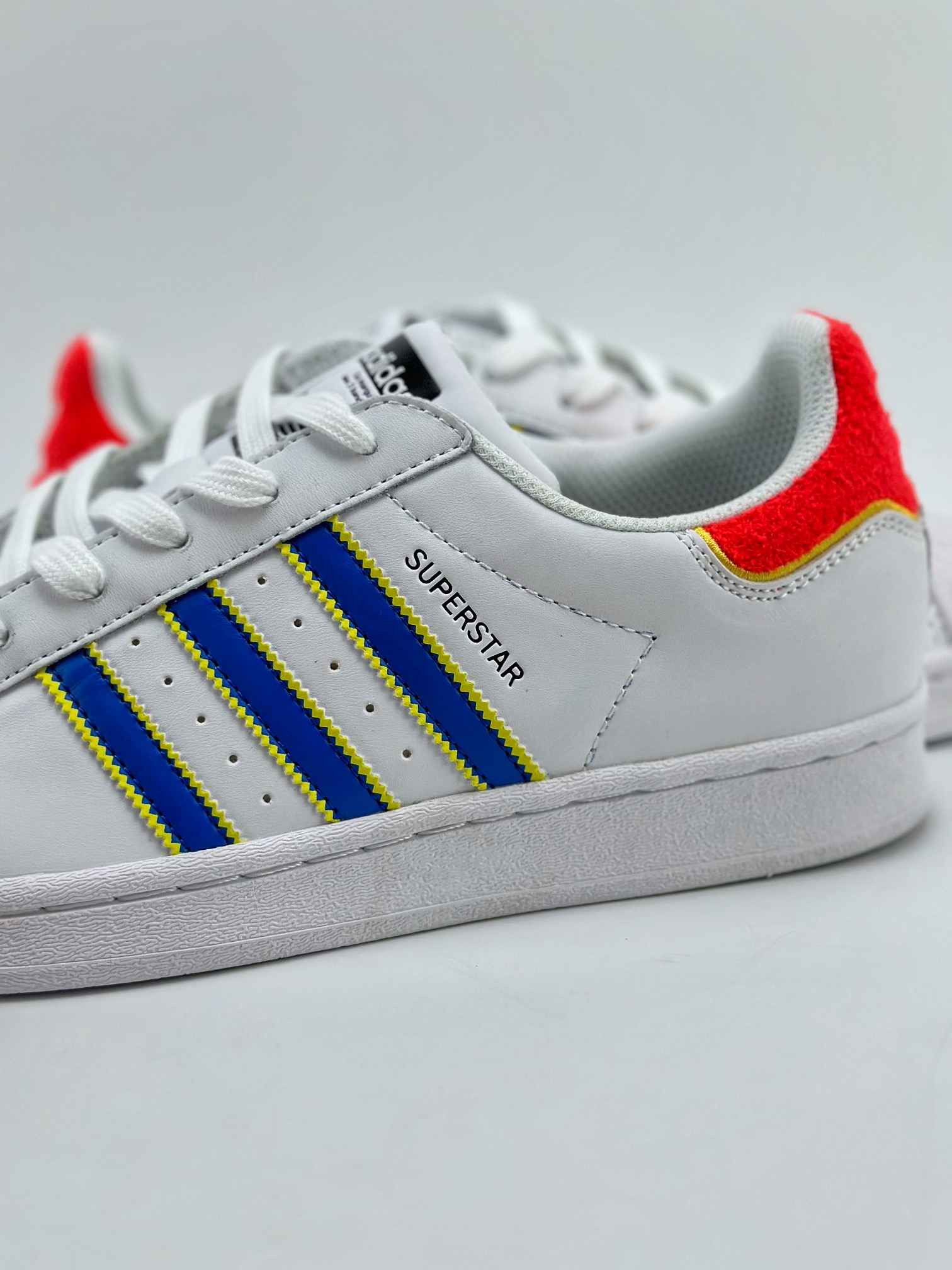 150 Adidas   Originals Superstar 贝壳头白蓝 HQ1939