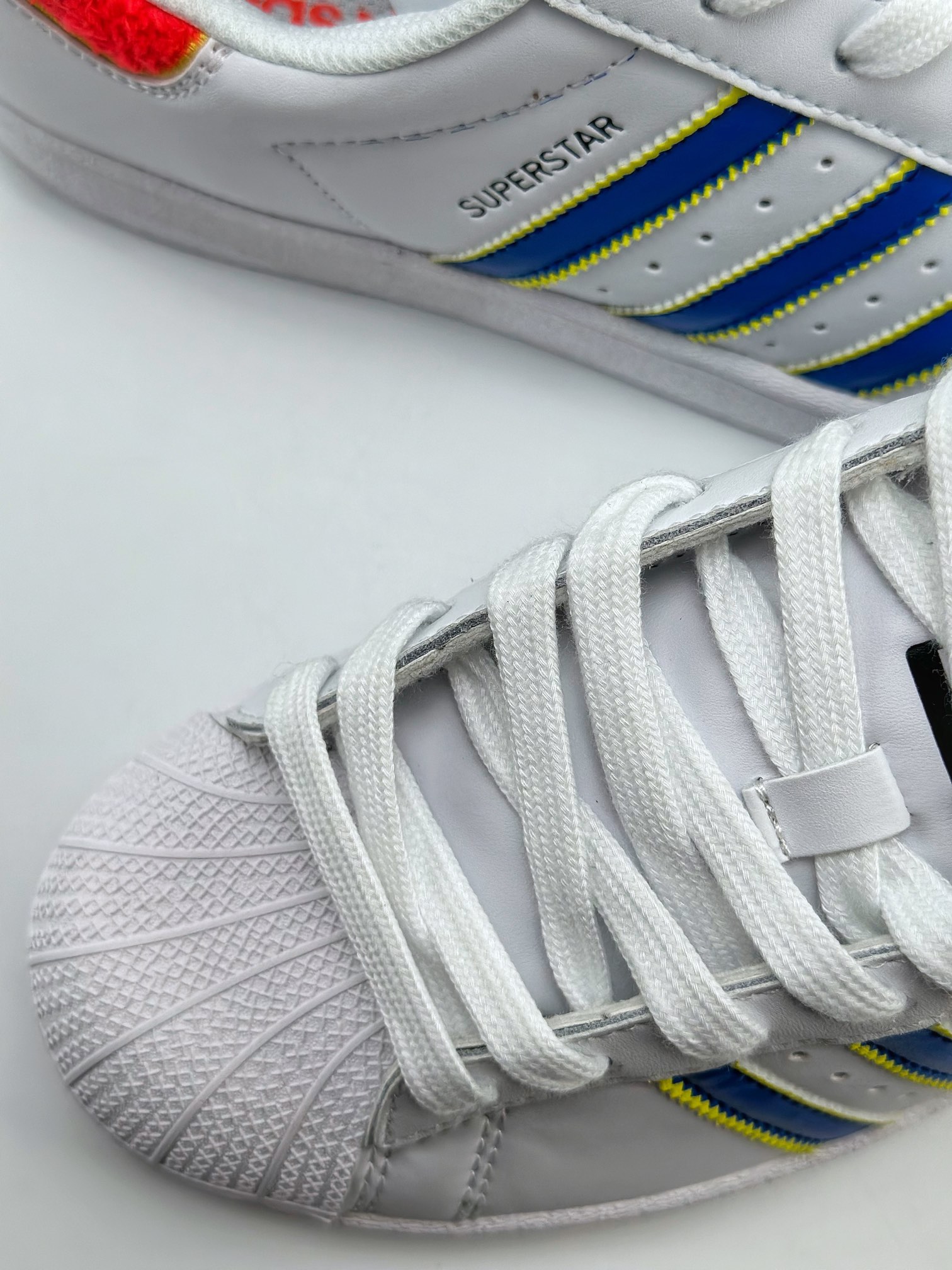 150 Adidas   Originals Superstar 贝壳头白蓝 HQ1939