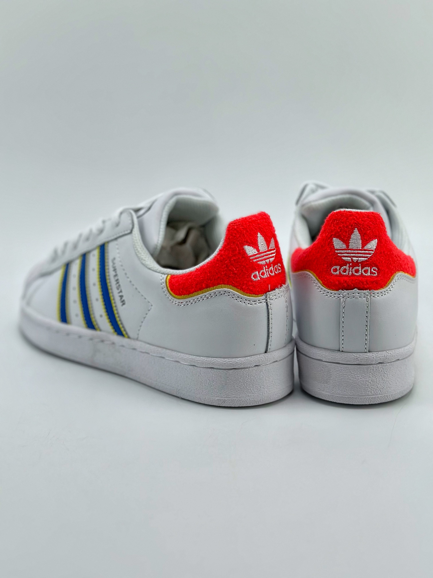 150 Adidas   Originals Superstar 贝壳头白蓝 HQ1939