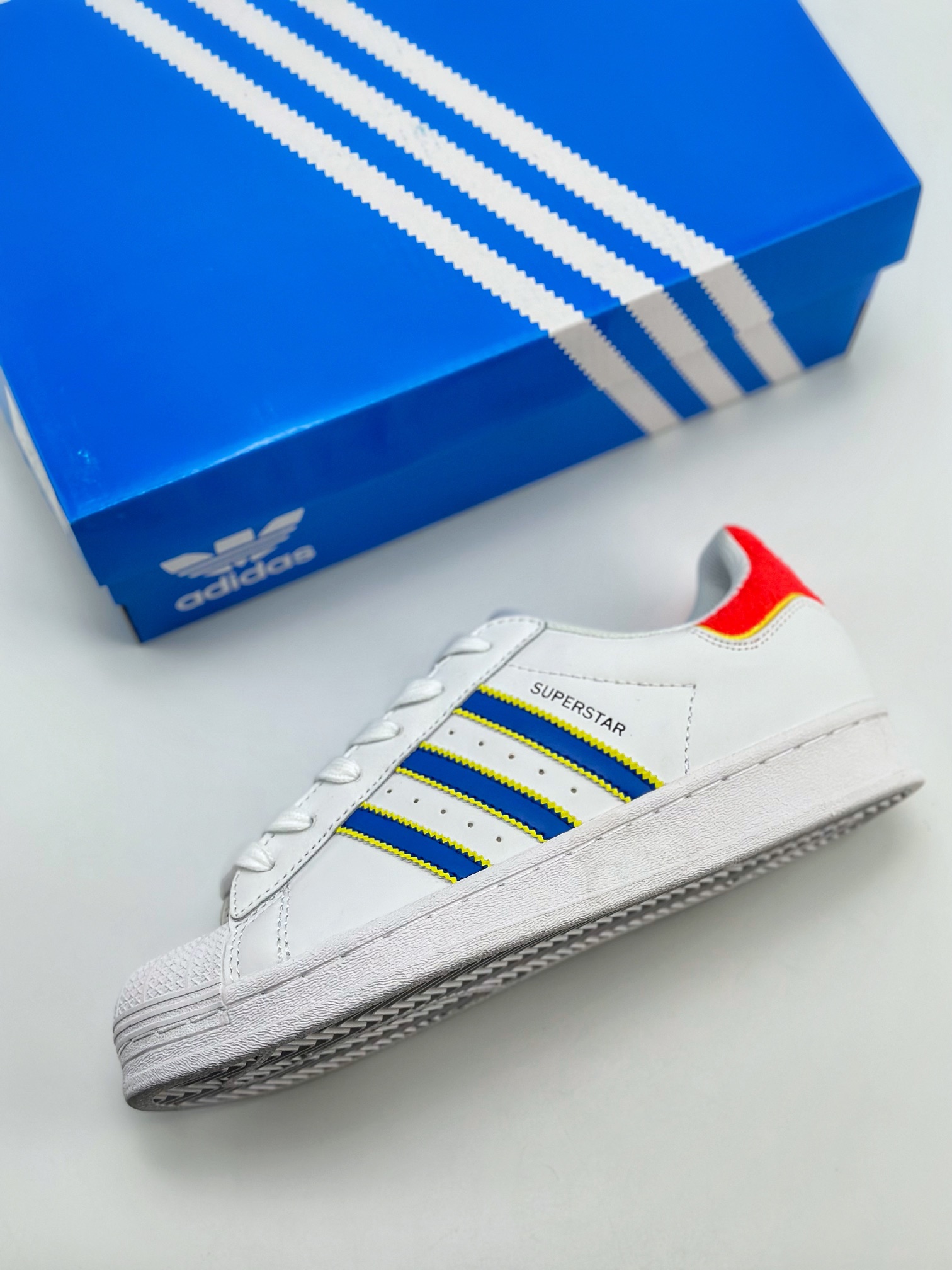 150 Adidas   Originals Superstar 贝壳头白蓝 HQ1939