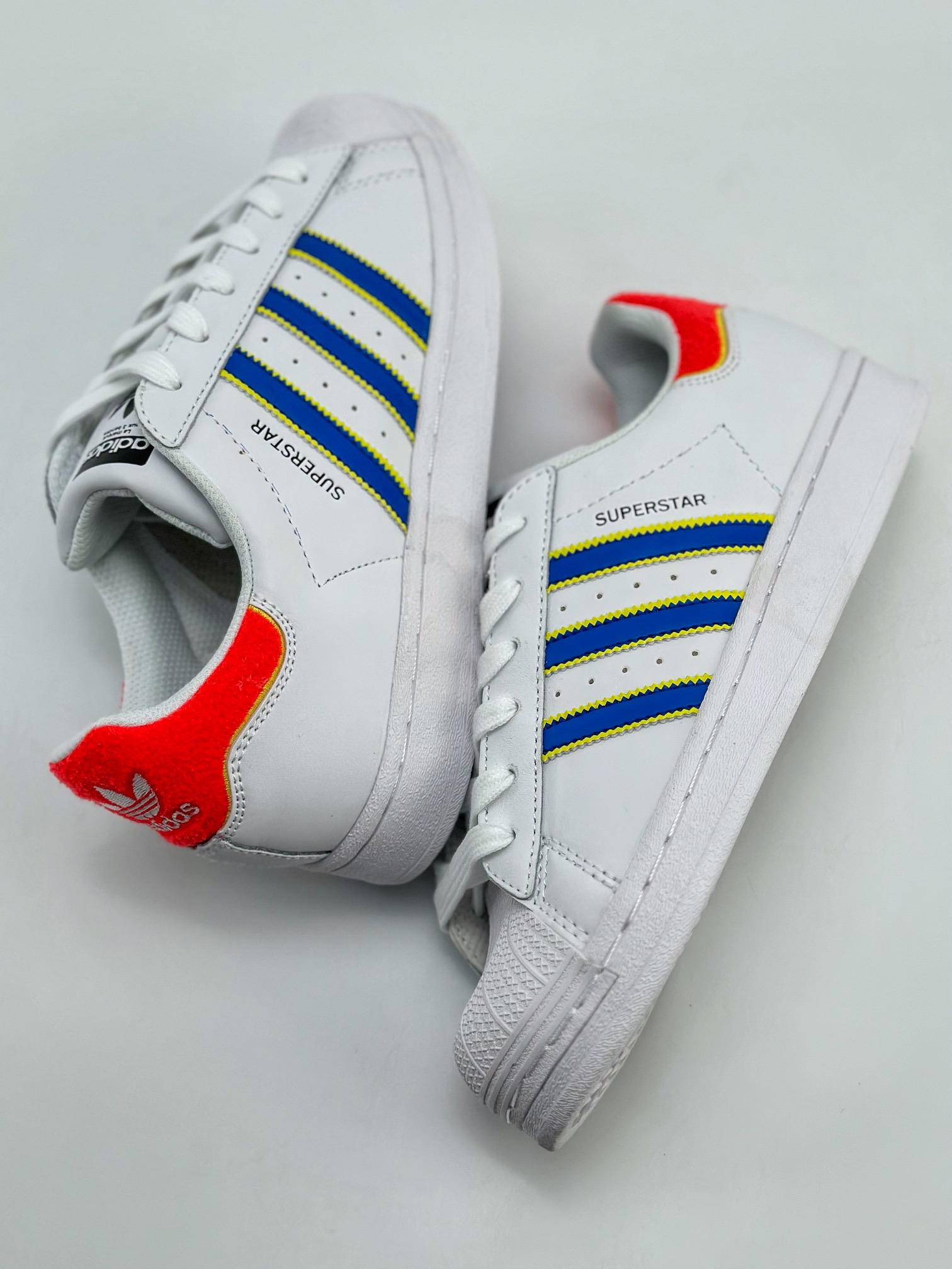 150 Adidas   Originals Superstar 贝壳头白蓝 HQ1939