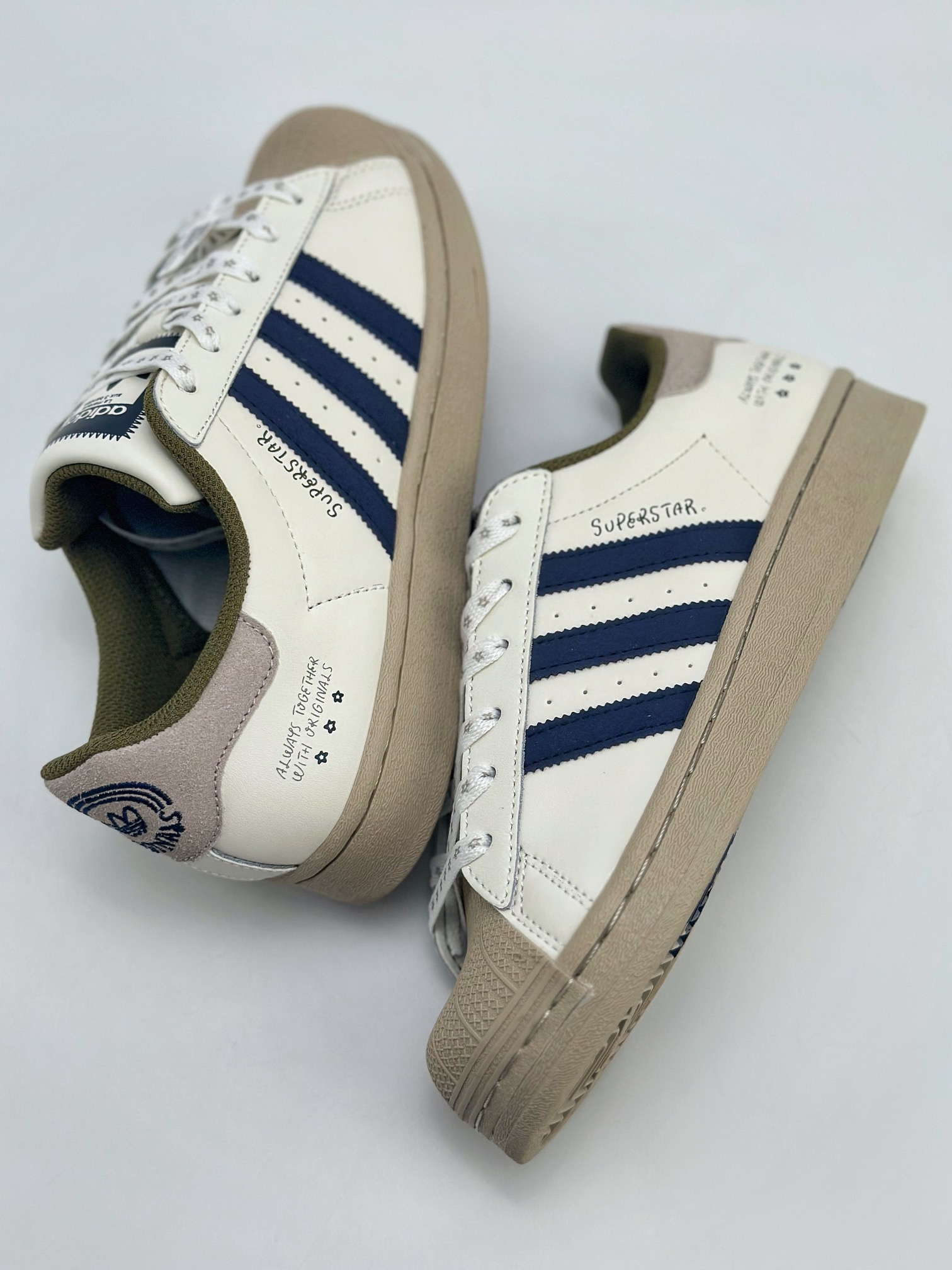 150 Adidas   Originals Superstar 贝壳头 白灰蓝  IG3852