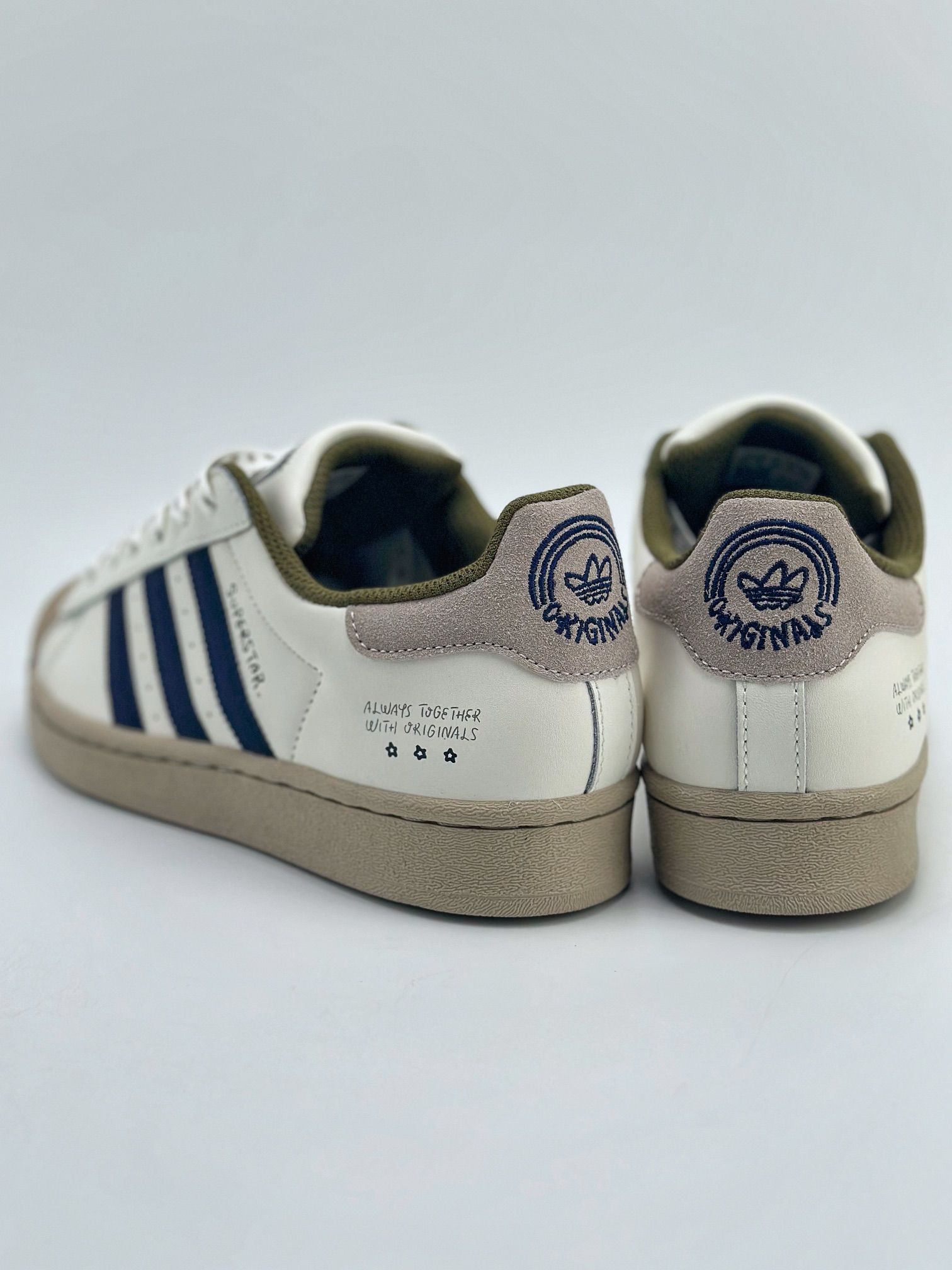 150 Adidas   Originals Superstar 贝壳头 白灰蓝  IG3852