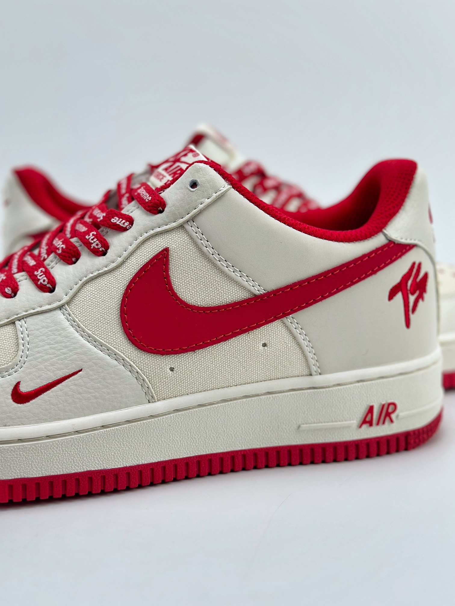 240 Nike Air Force 1 Low 07 TS x Supreme 三方联名白红 PF9055-758