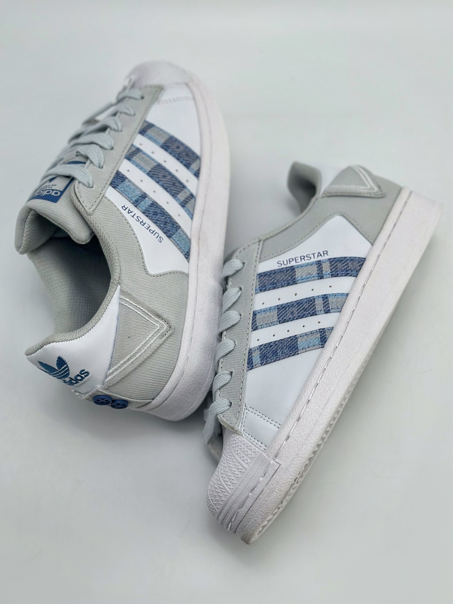 150 Adidas   Originals Superstar 贝壳头 白灰蓝格子 IG3005