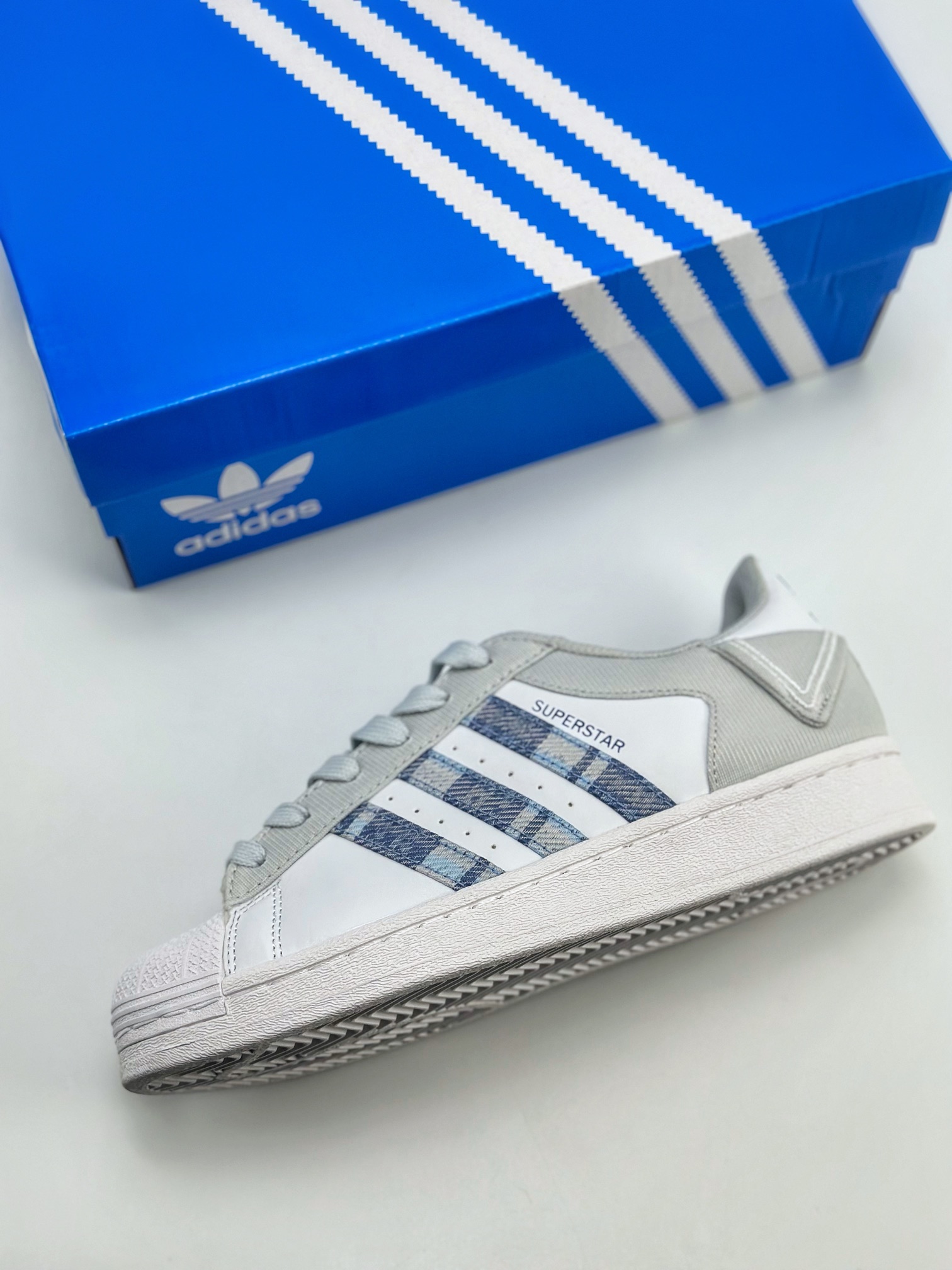 150 Adidas   Originals Superstar 贝壳头 白灰蓝格子 IG3005