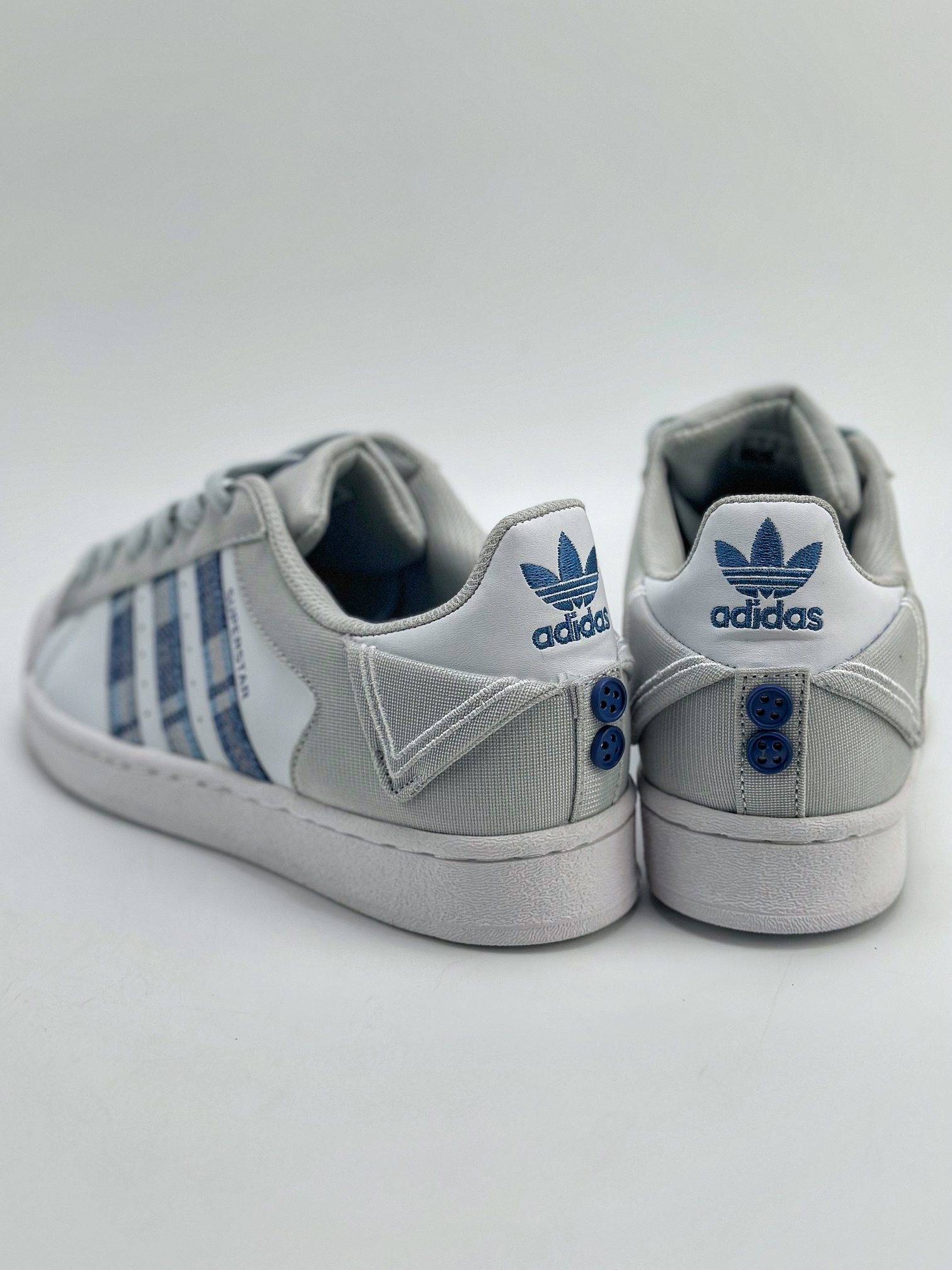 150 Adidas   Originals Superstar 贝壳头 白灰蓝格子 IG3005