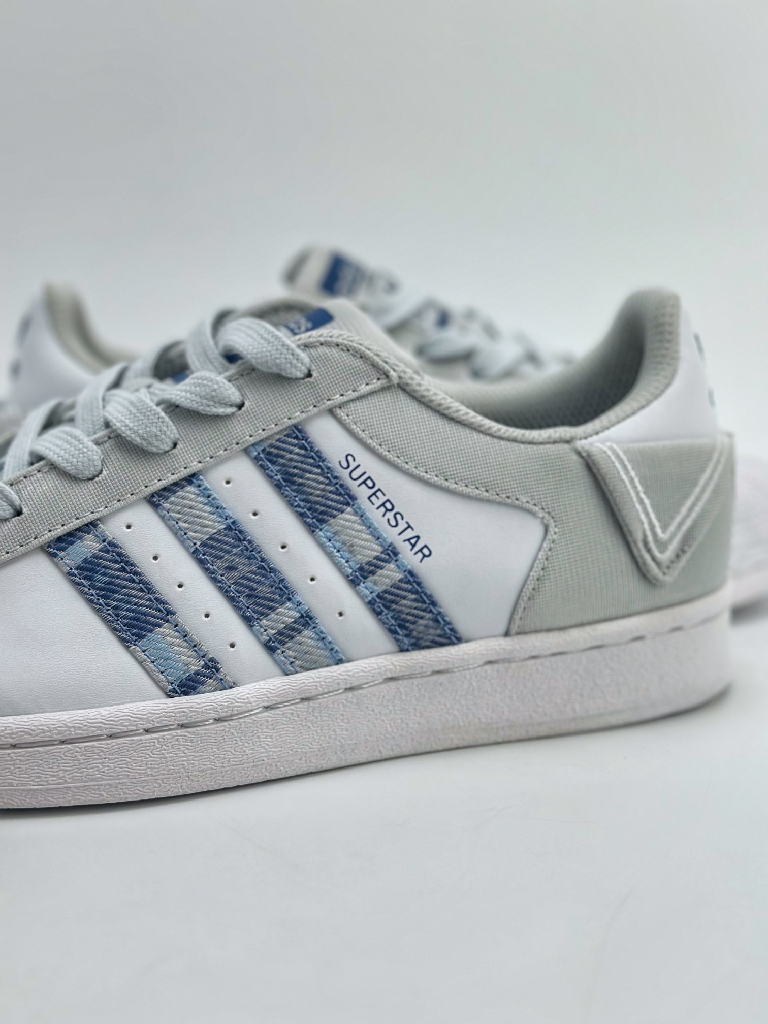 150 Adidas   Originals Superstar 贝壳头 白灰蓝格子 IG3005