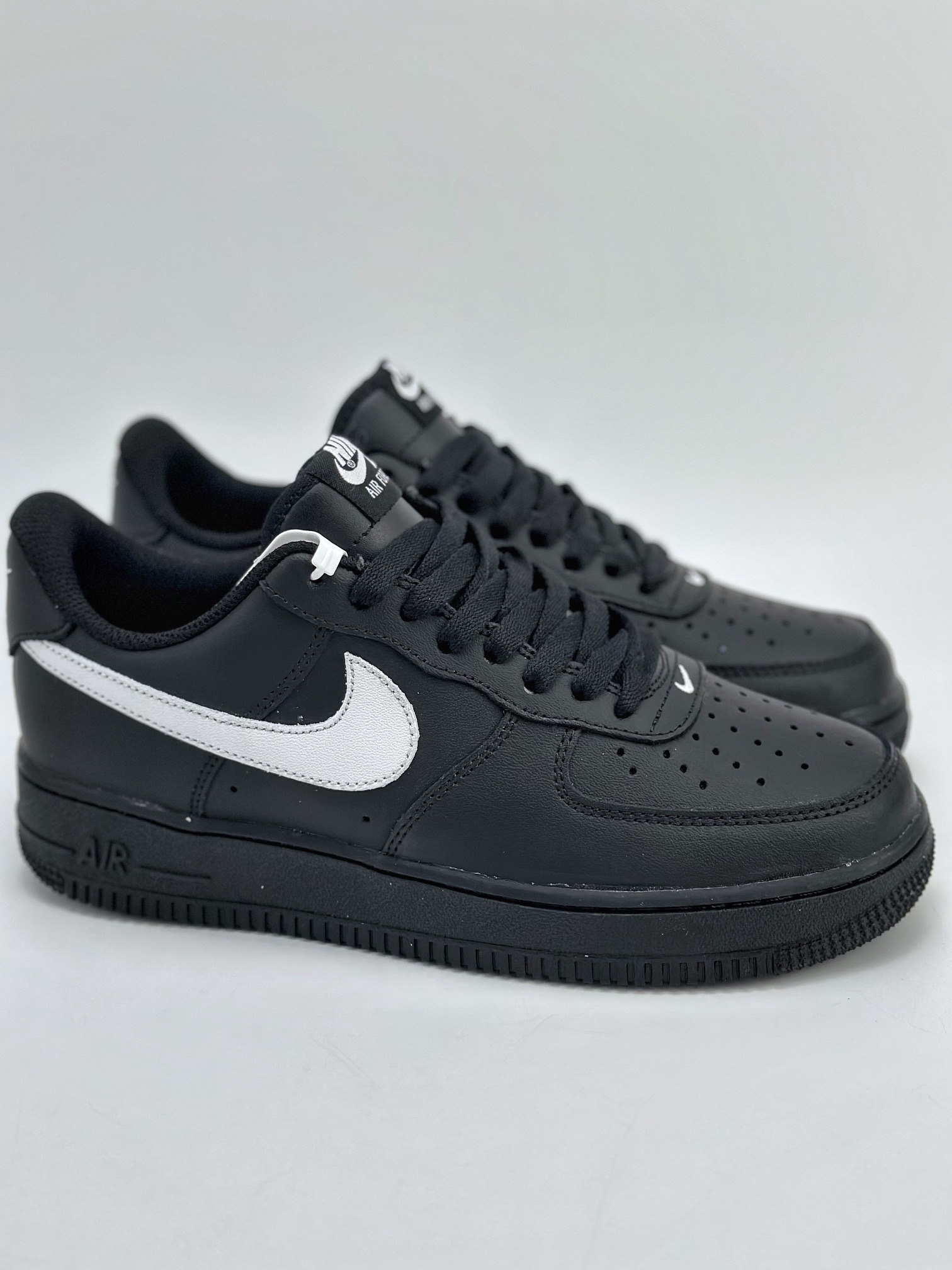 200 Nike Air Force 1 Low 07 黑白勾 FZ0627-010