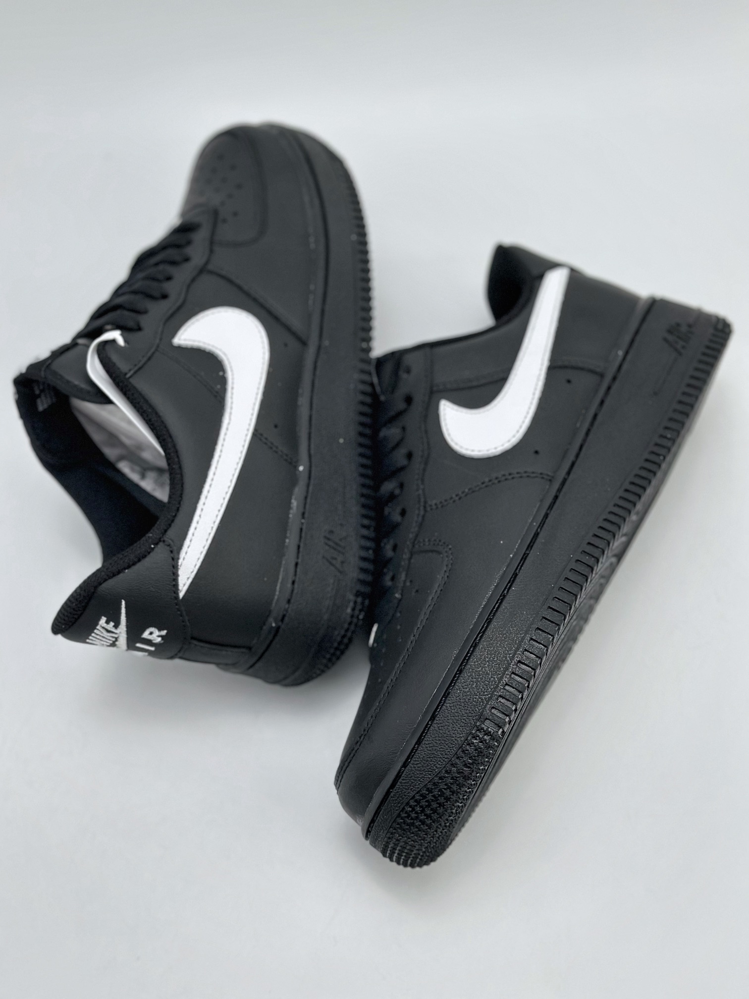 200 Nike Air Force 1 Low 07 黑白勾 FZ0627-010