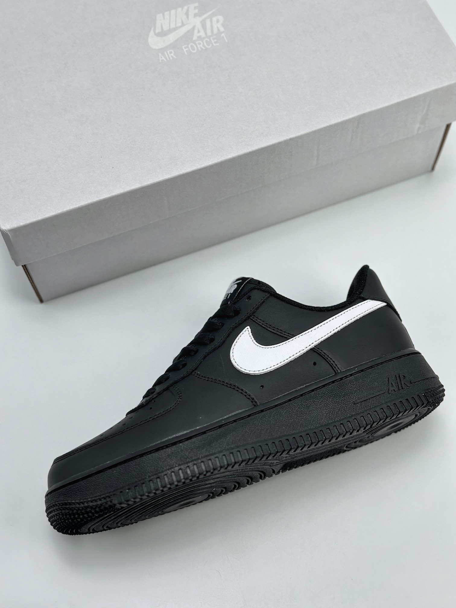 200 Nike Air Force 1 Low 07 黑白勾 FZ0627-010