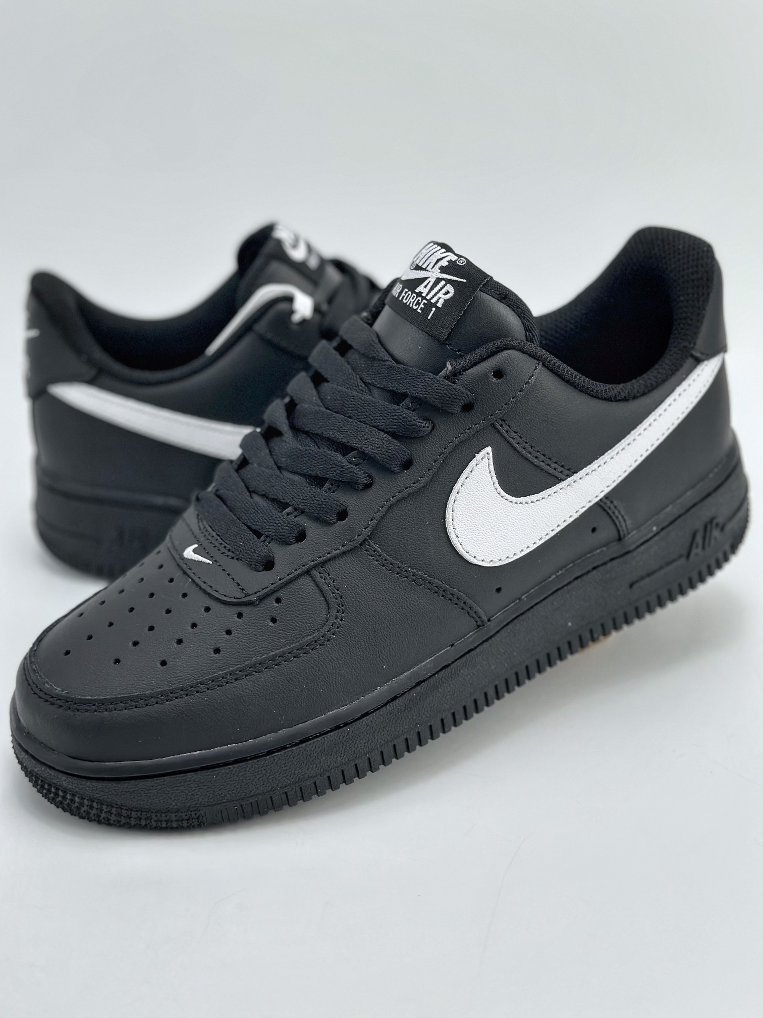 200 Nike Air Force 1 Low 07 黑白勾 FZ0627-010