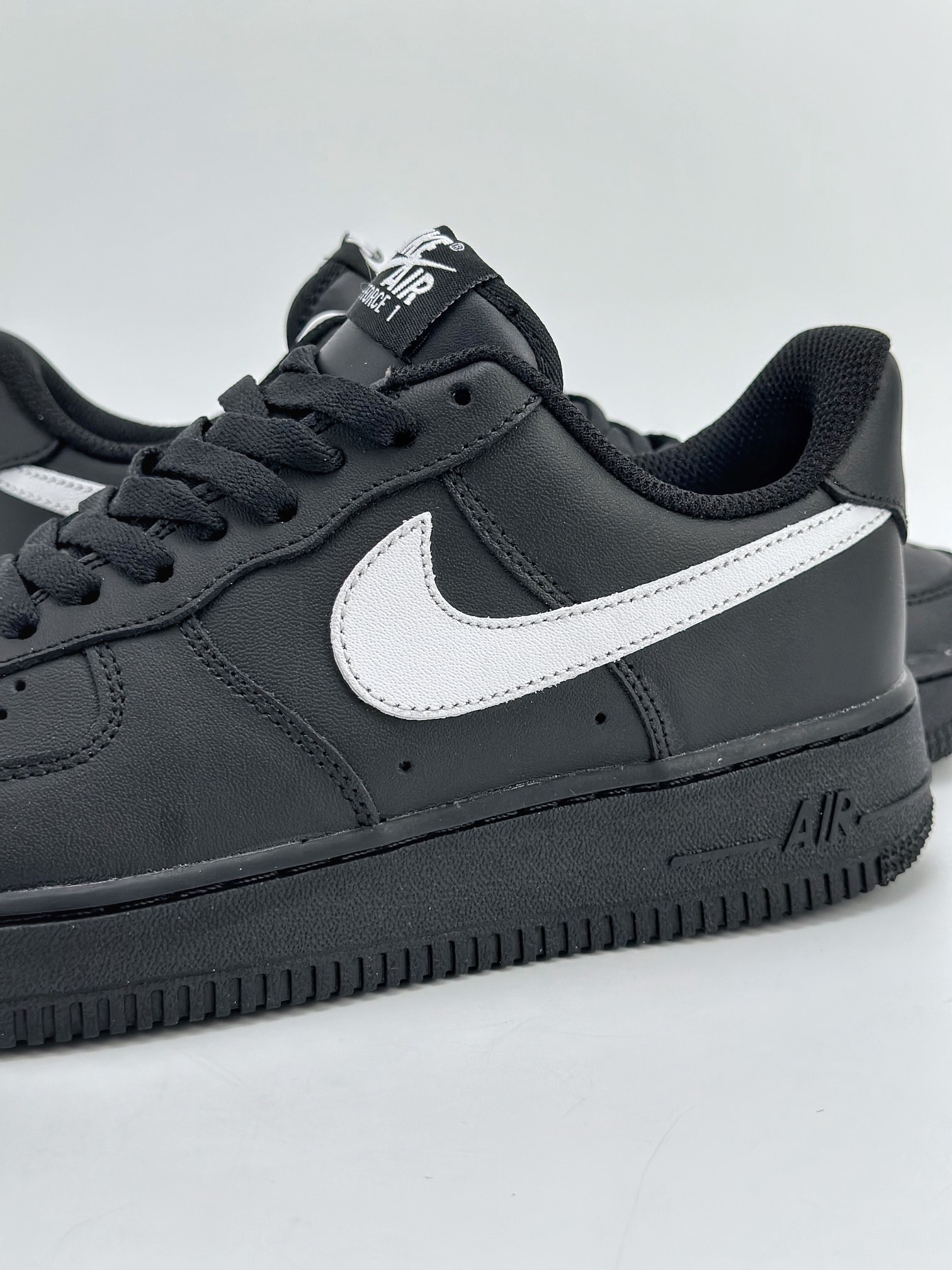 200 Nike Air Force 1 Low 07 黑白勾 FZ0627-010