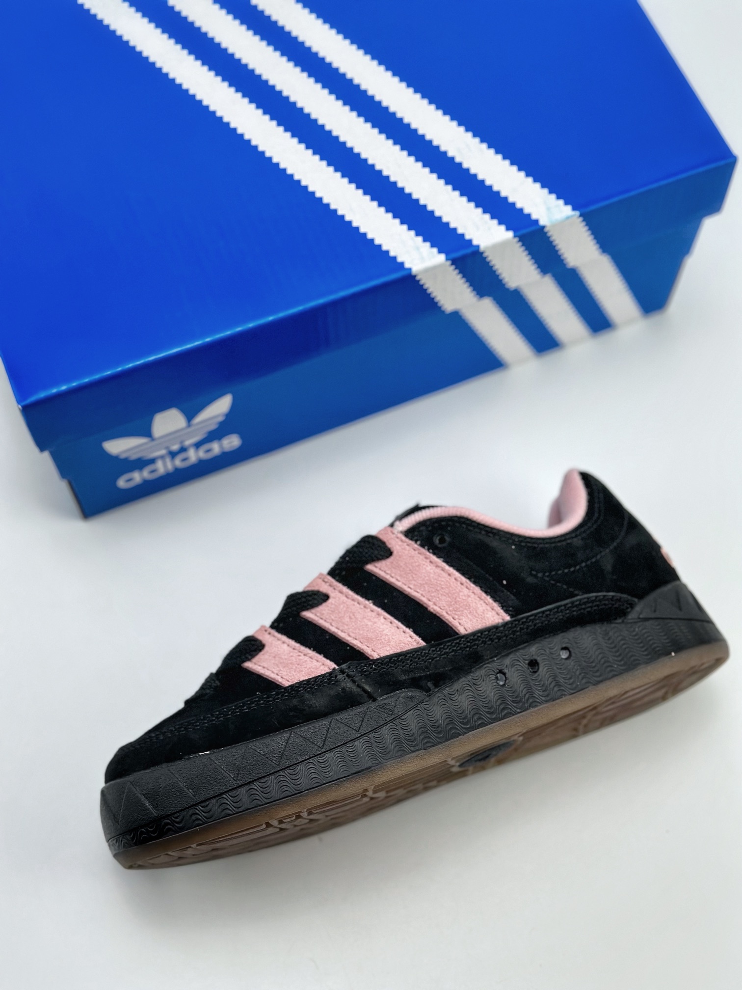 150 Adidas Originals Adimatic Yunk Low 马蒂奇系列低帮复古鲨鱼面包休闲运动滑板鞋 GY2092