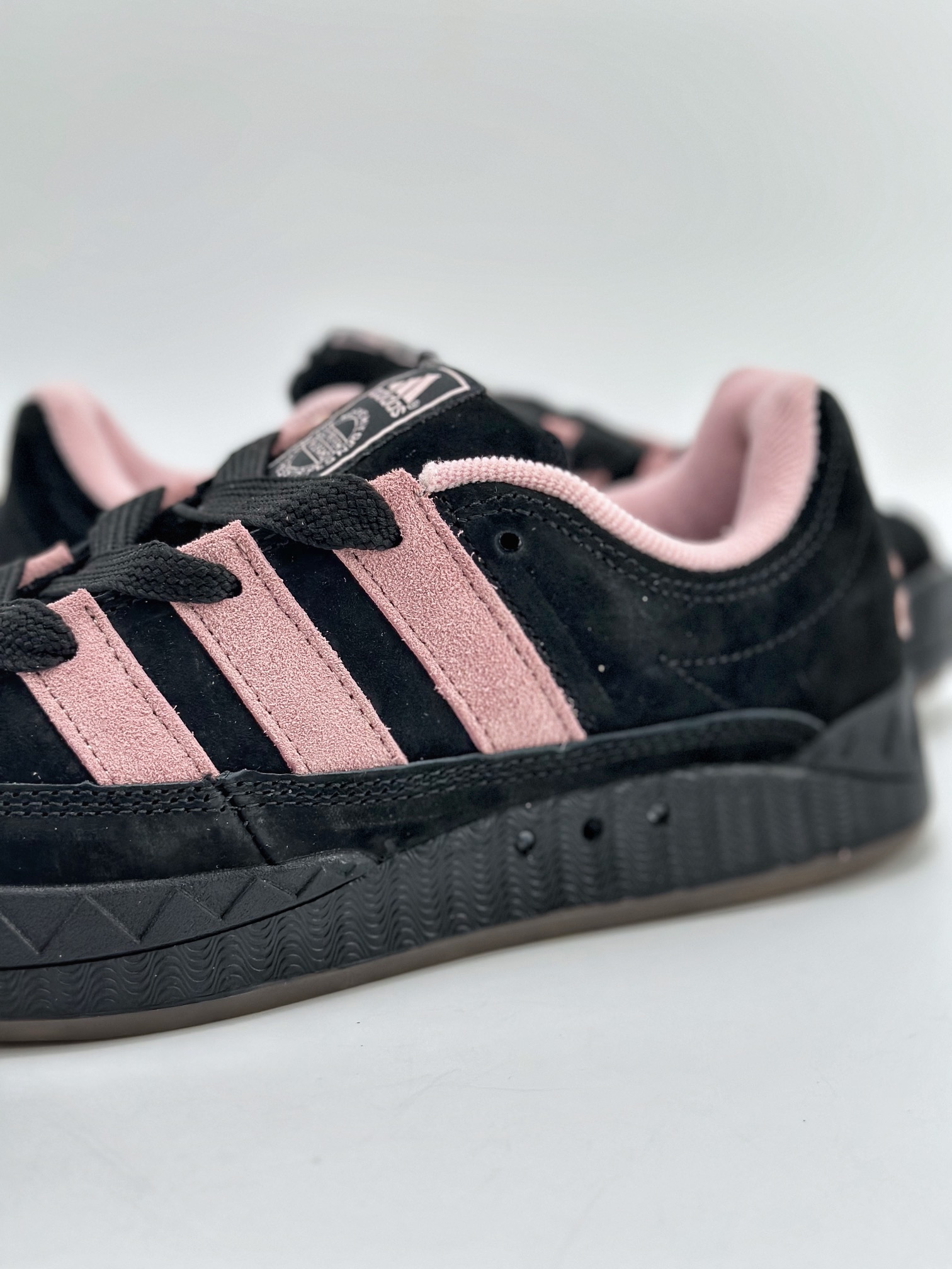 150 Adidas Originals Adimatic Yunk Low 马蒂奇系列低帮复古鲨鱼面包休闲运动滑板鞋 GY2092