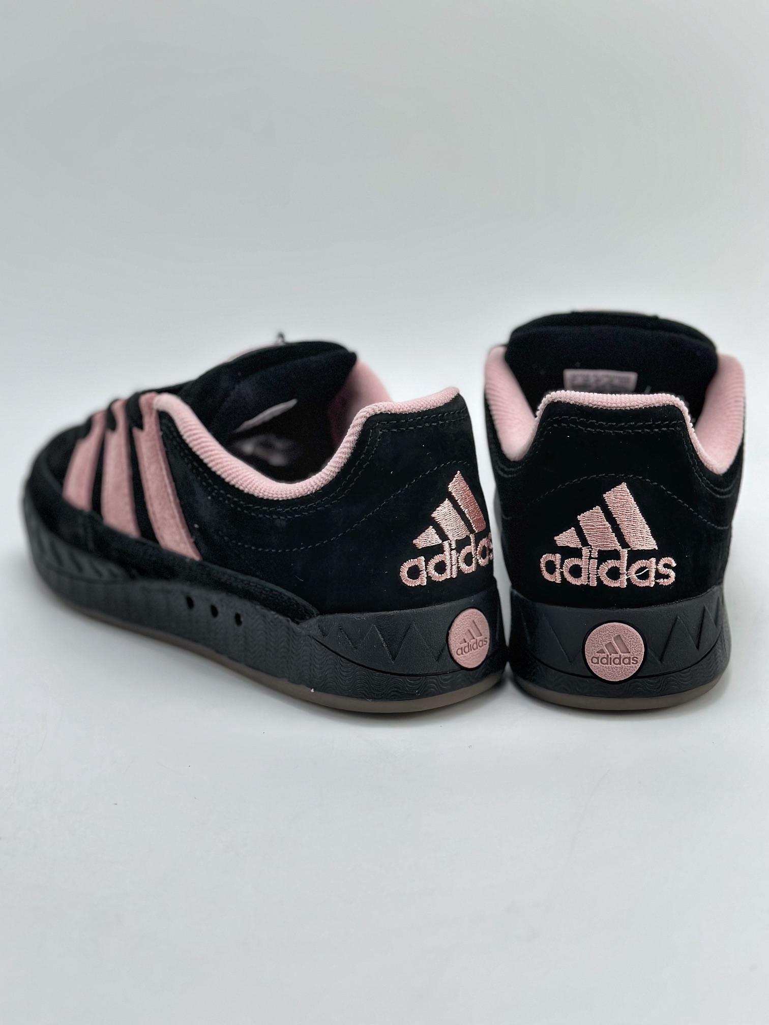 150 Adidas Originals Adimatic Yunk Low 马蒂奇系列低帮复古鲨鱼面包休闲运动滑板鞋 GY2092