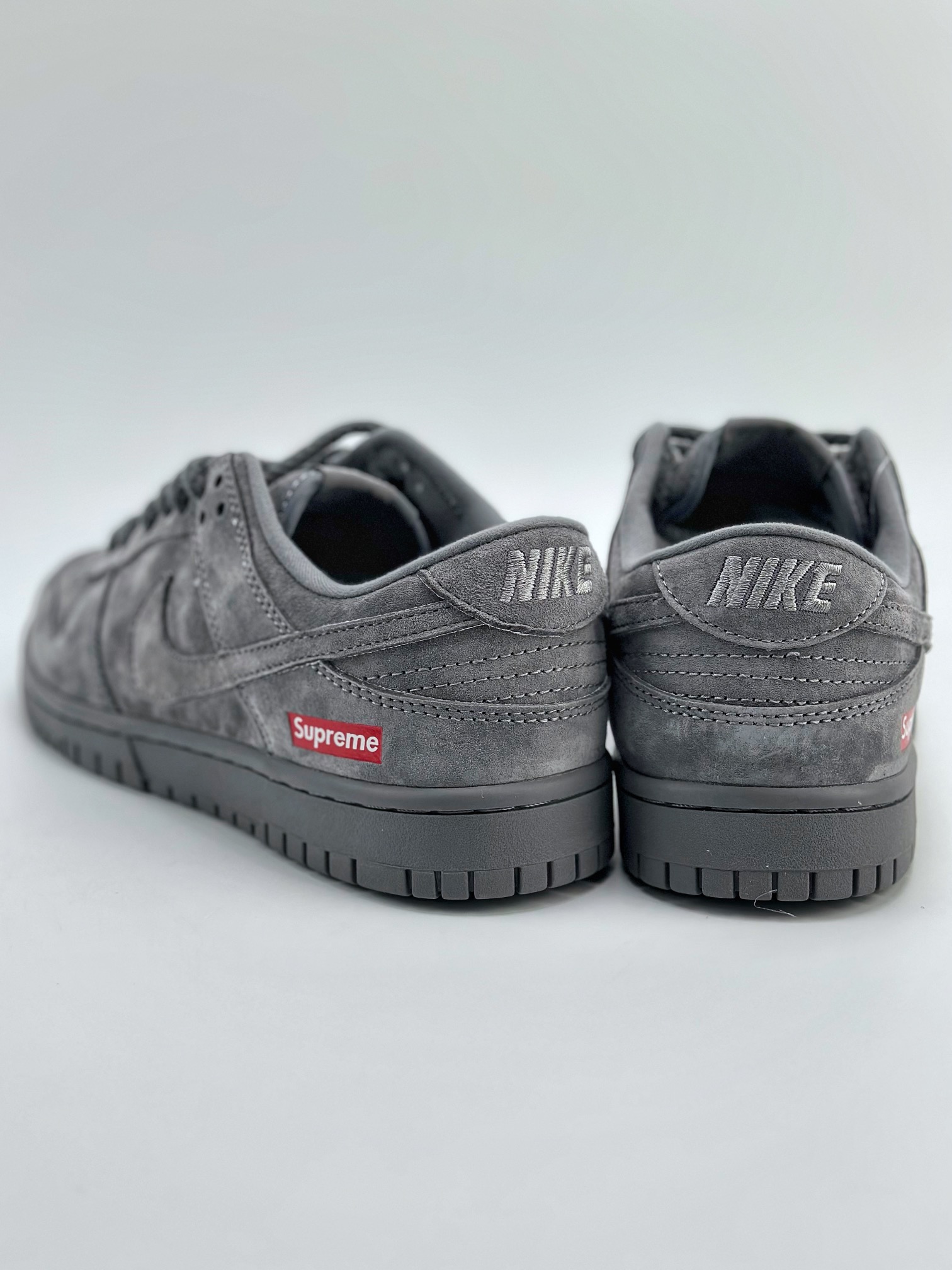 300 Nike SB Dunk Low Retro x Supreme 深灰 FC1688-121