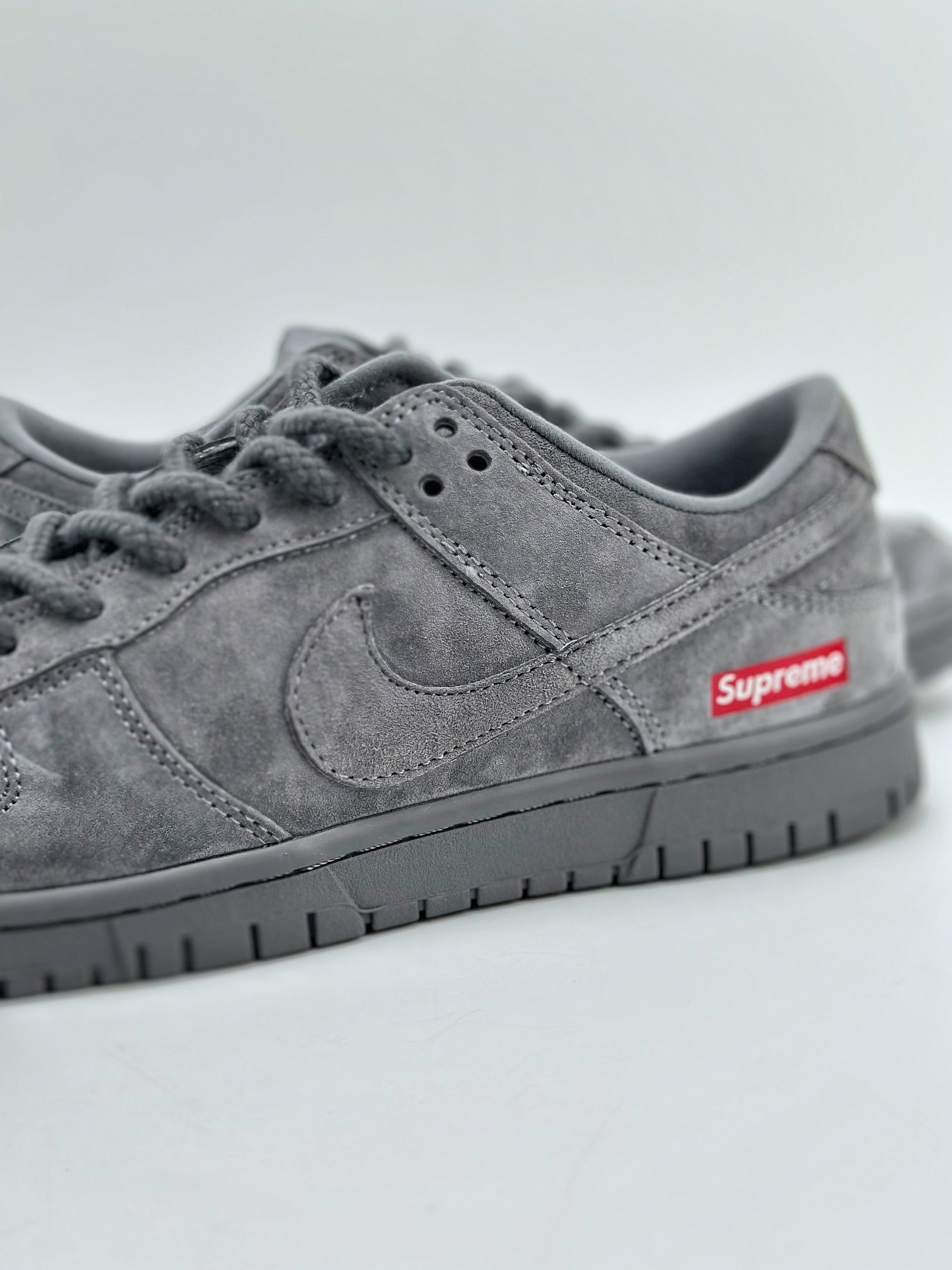 300 Nike SB Dunk Low Retro x Supreme 深灰 FC1688-121