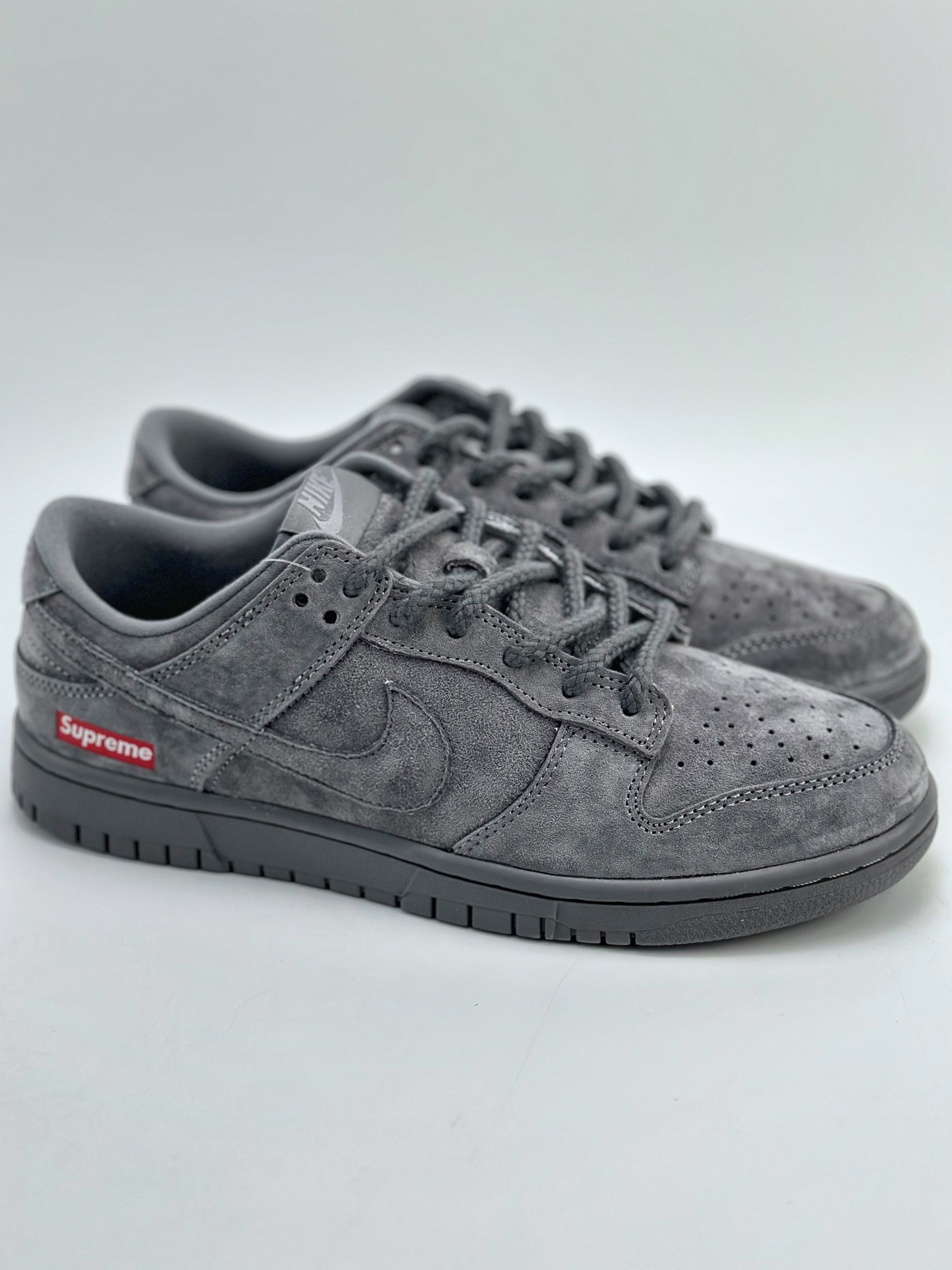 300 Nike SB Dunk Low Retro x Supreme 深灰 FC1688-121