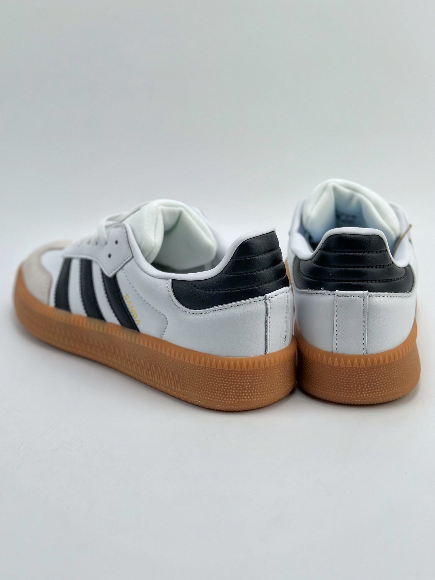 150 Adidas Samba XLG 百搭单品运动鞋 再现Samba系列经典足球鞋线条 IE1377