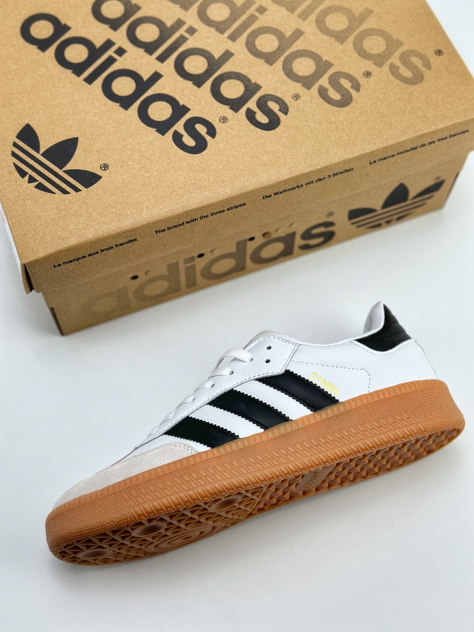 150 Adidas Samba XLG 百搭单品运动鞋 再现Samba系列经典足球鞋线条 IE1377