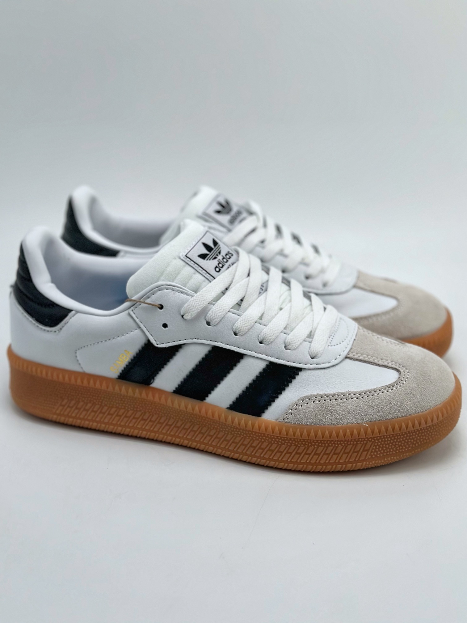 150 Adidas Samba XLG 百搭单品运动鞋 再现Samba系列经典足球鞋线条 IE1377