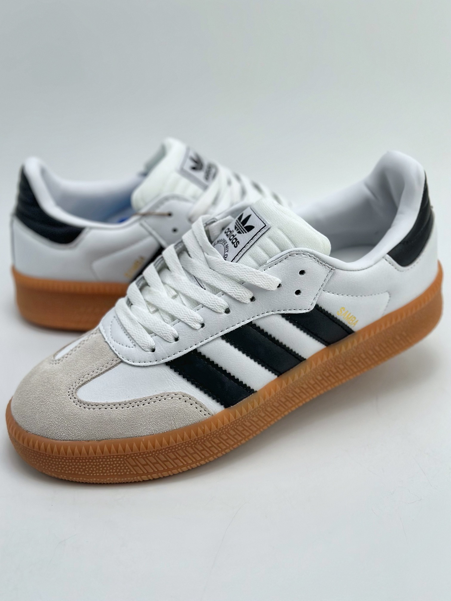 150 Adidas Samba XLG 百搭单品运动鞋 再现Samba系列经典足球鞋线条 IE1377