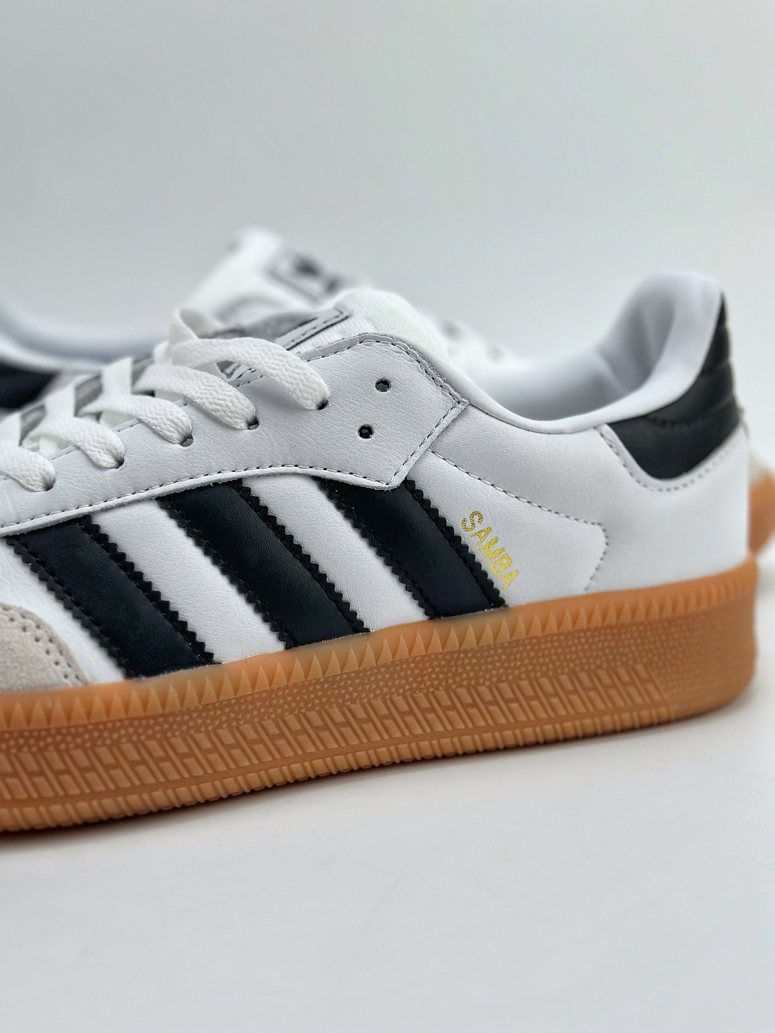 150 Adidas Samba XLG 百搭单品运动鞋 再现Samba系列经典足球鞋线条 IE1377