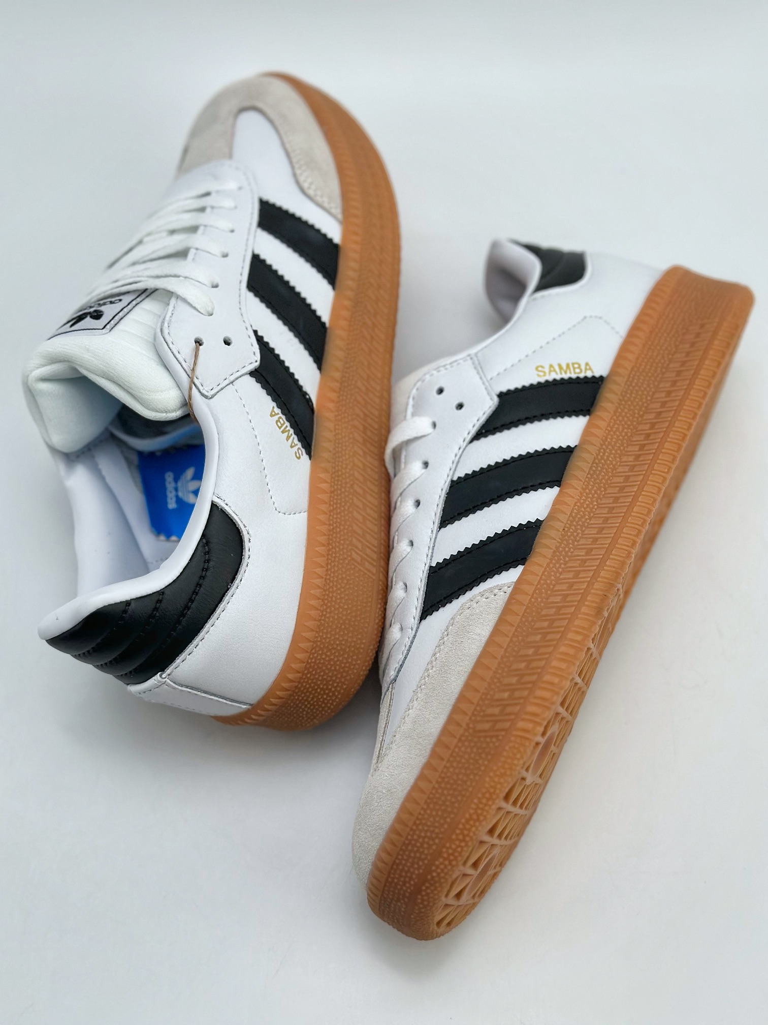 150 Adidas Samba XLG 百搭单品运动鞋 再现Samba系列经典足球鞋线条 IE1377