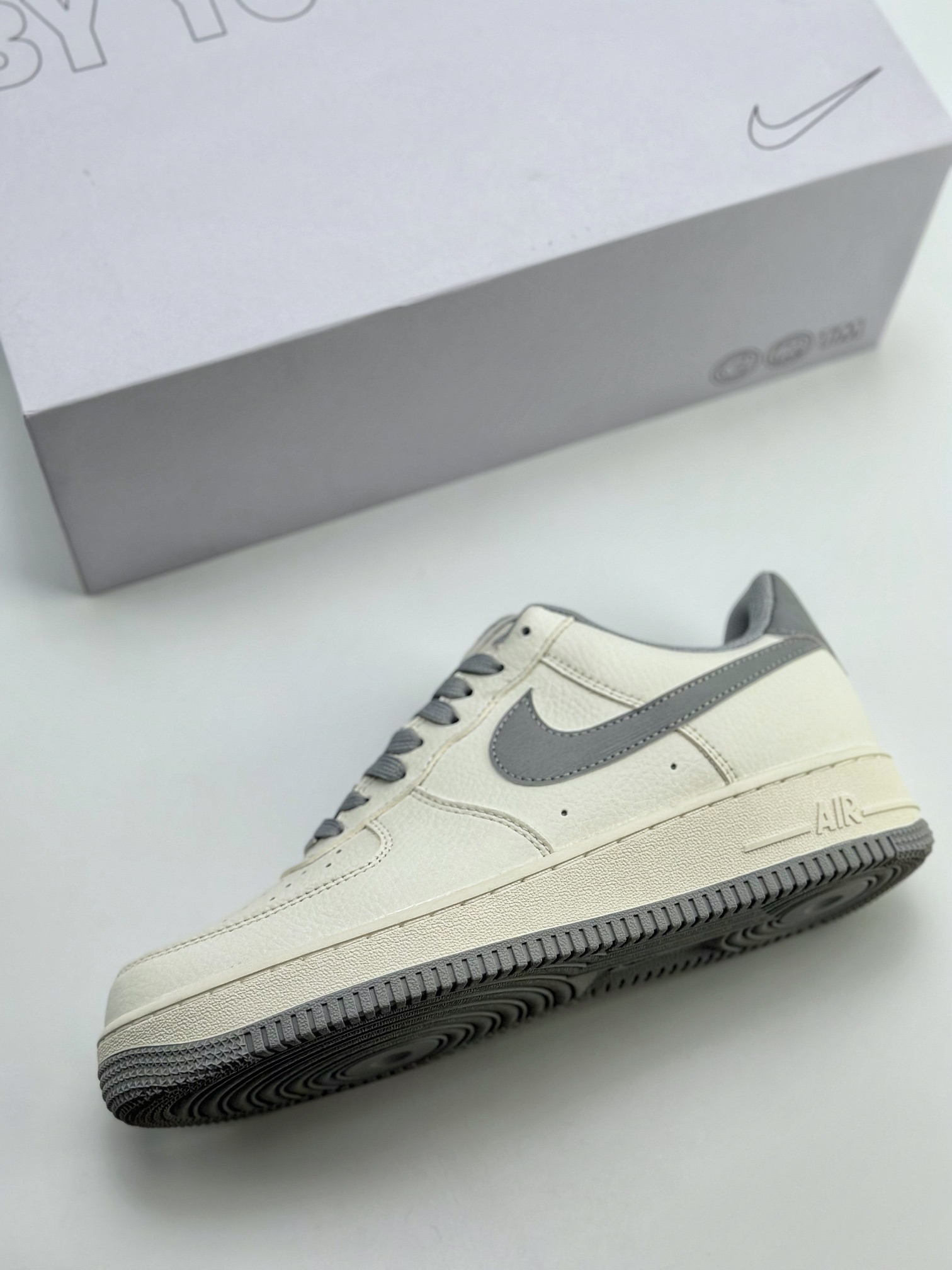 240 Nike Air Force 1 Low 07 带笔白灰