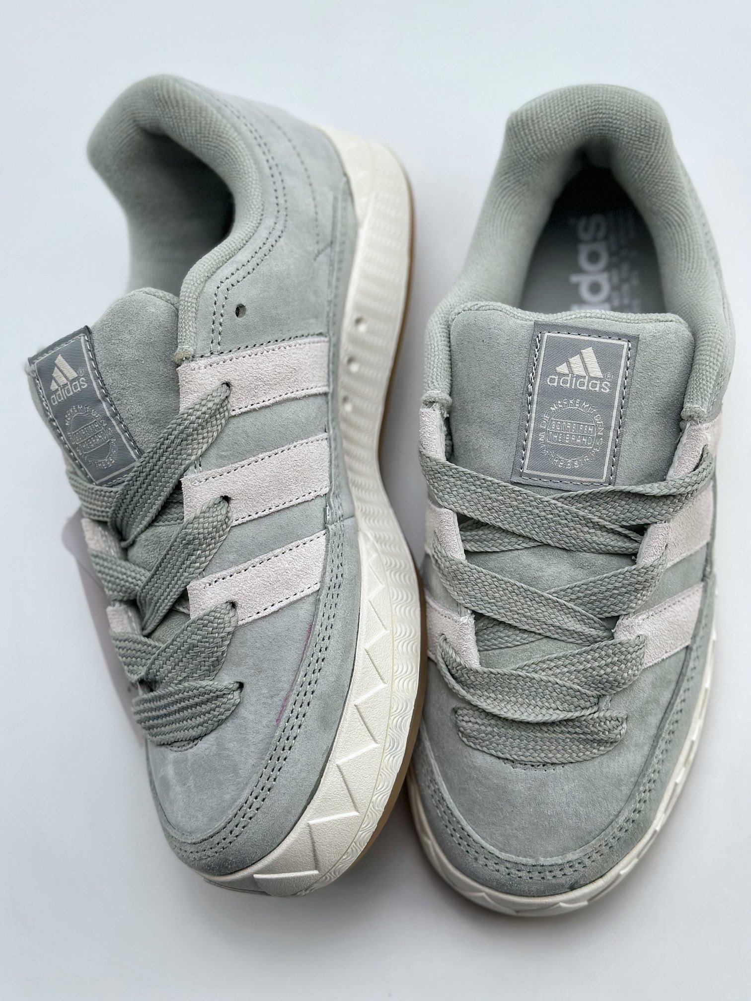 150 Adidas Originals Adimatic Yunk Low 马蒂奇系列低帮复古鲨鱼面包休闲运动滑板鞋 IE9863