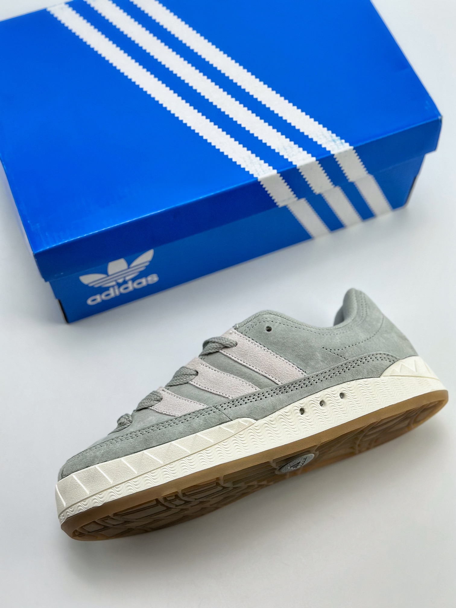 150 Adidas Originals Adimatic Yunk Low 马蒂奇系列低帮复古鲨鱼面包休闲运动滑板鞋 IE9863