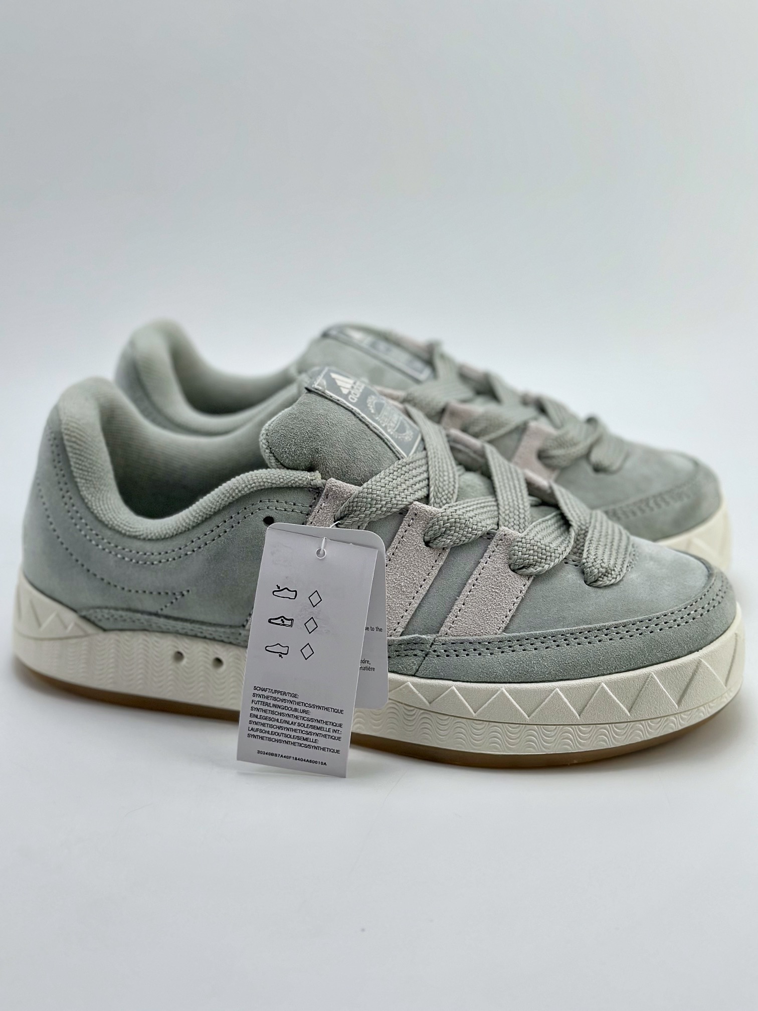 150 Adidas Originals Adimatic Yunk Low 马蒂奇系列低帮复古鲨鱼面包休闲运动滑板鞋 IE9863