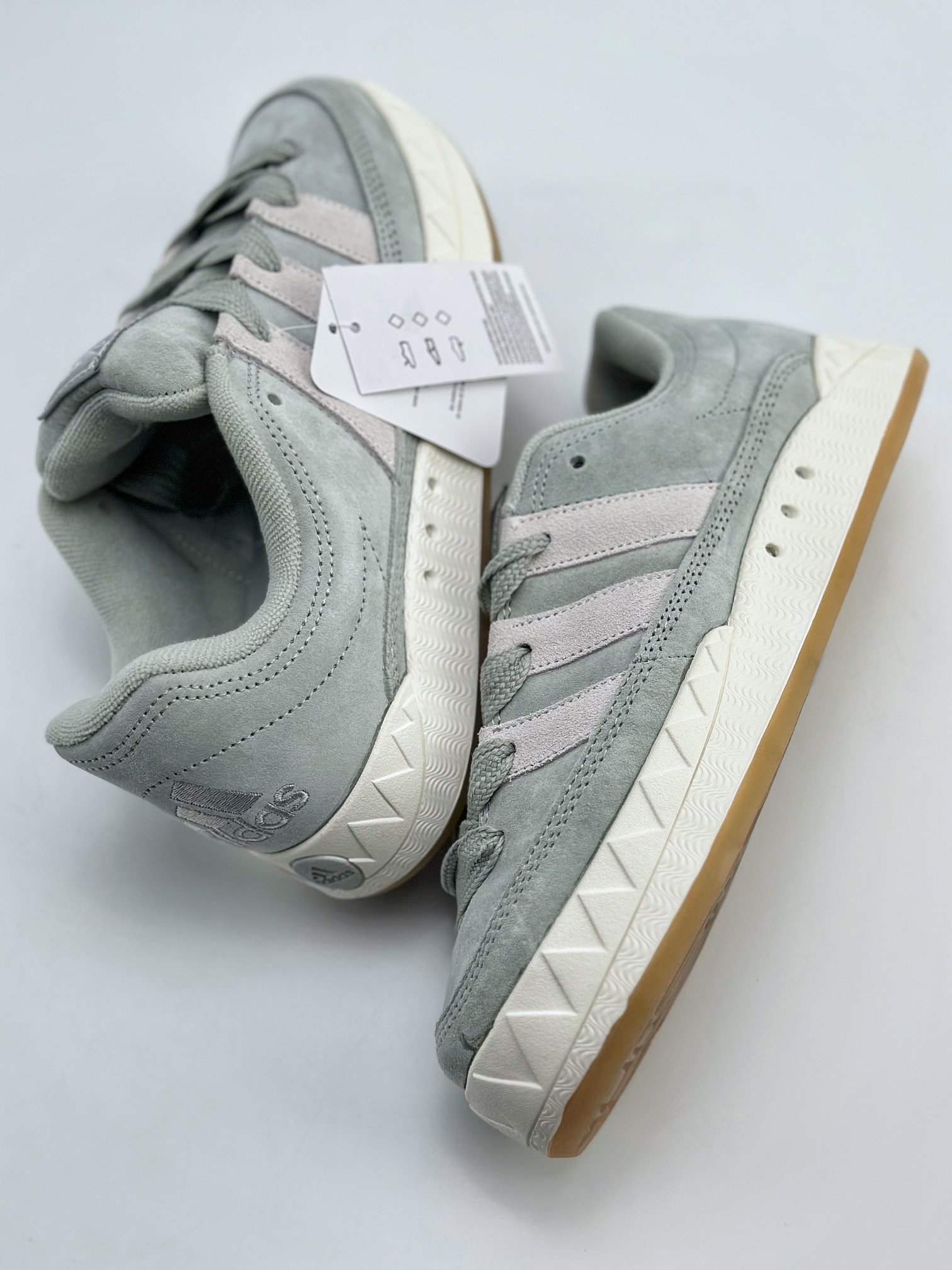 150 Adidas Originals Adimatic Yunk Low 马蒂奇系列低帮复古鲨鱼面包休闲运动滑板鞋 IE9863