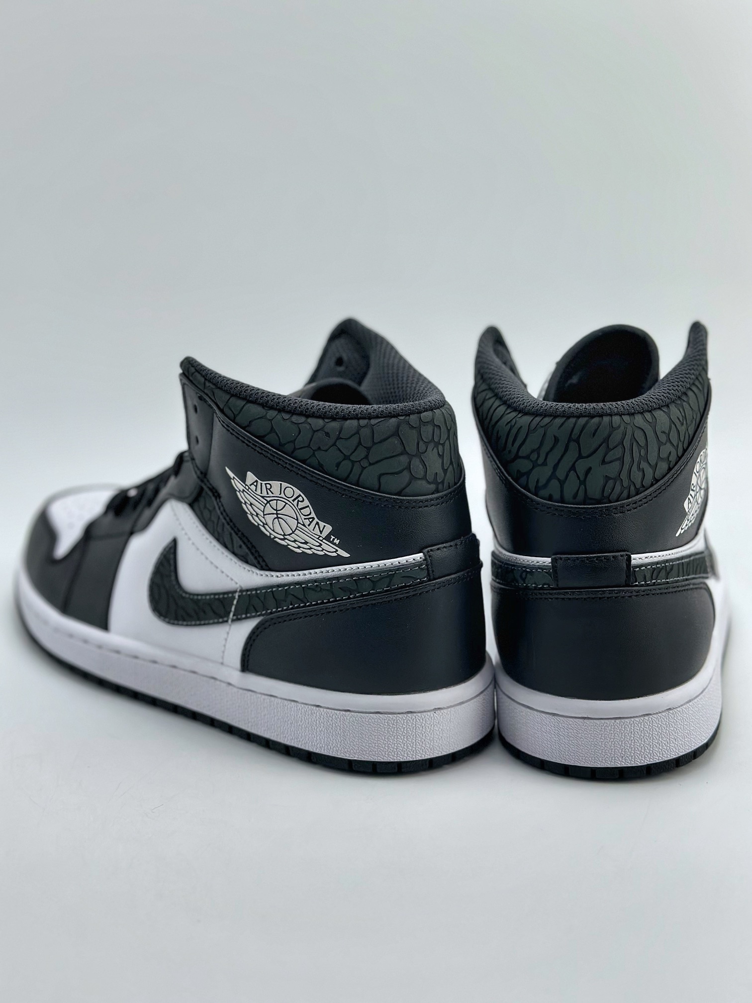 220 Air Jordan 1 Mid SE "Panda Elephant" 黑白 FB9911-001