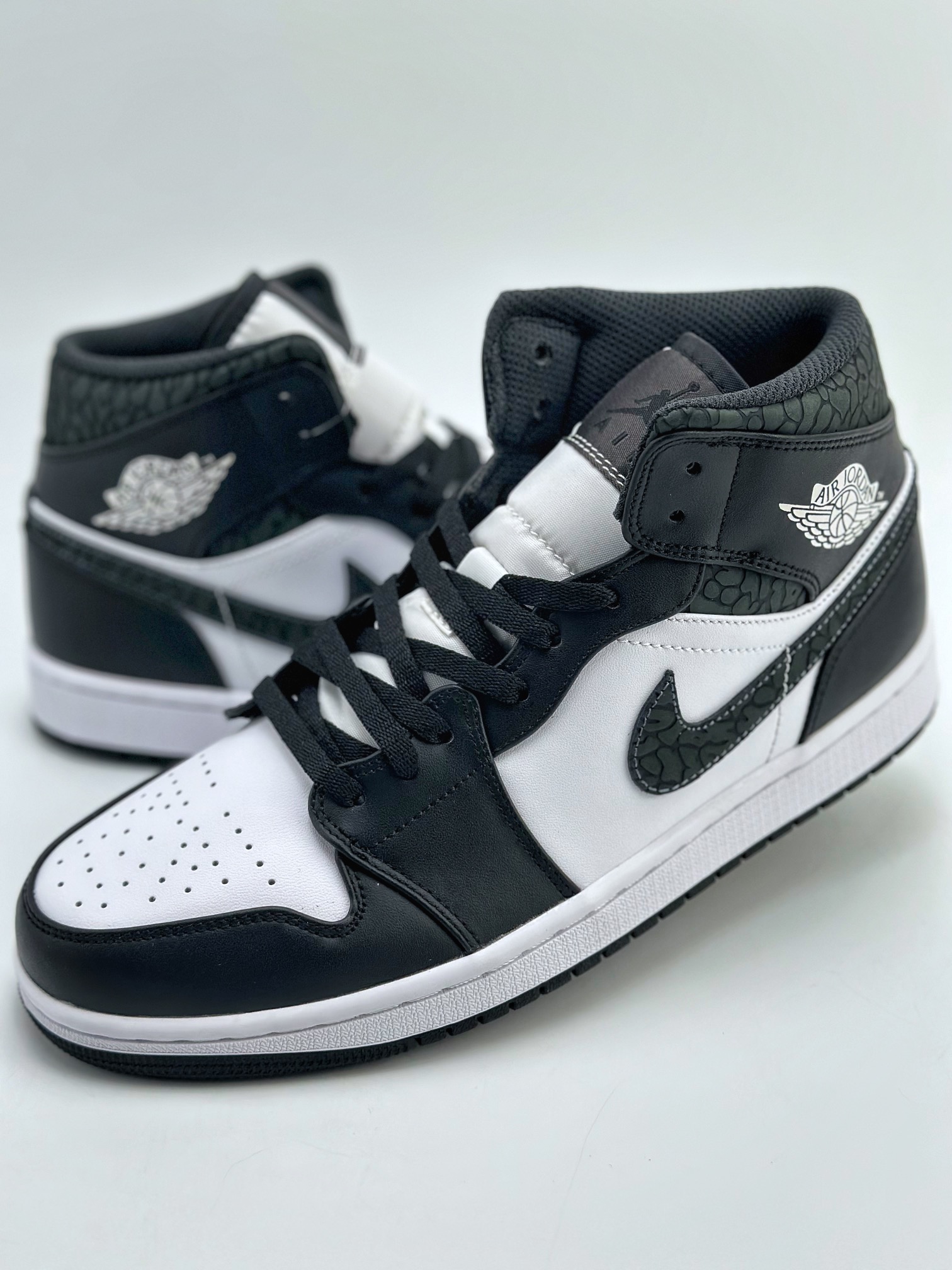 220 Air Jordan 1 Mid SE “Panda Elephant” 黑白 FB9911-001