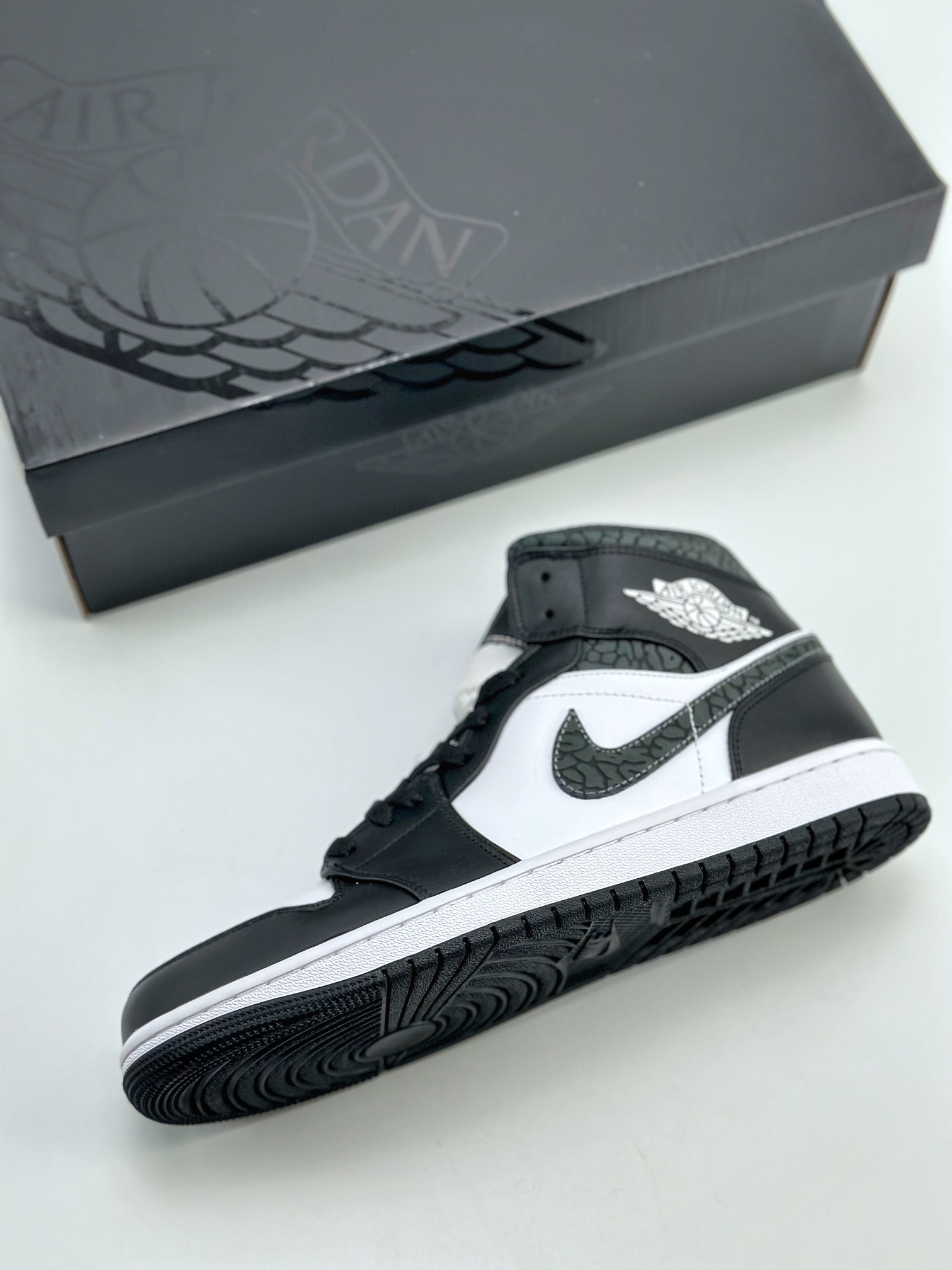 220 Air Jordan 1 Mid SE "Panda Elephant" 黑白 FB9911-001