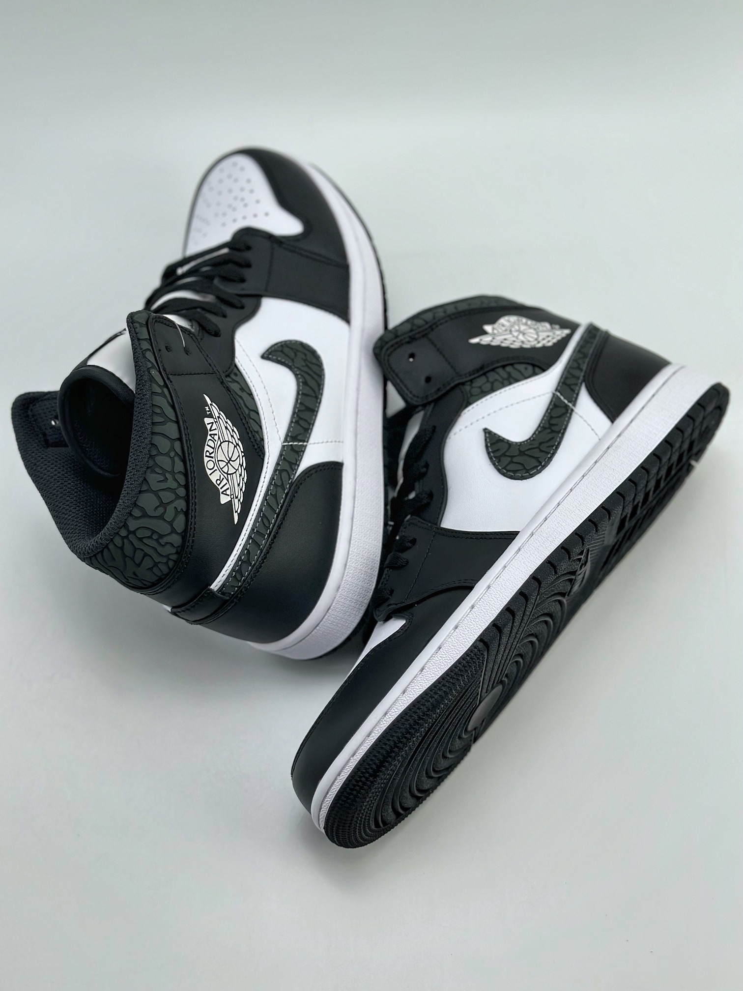 220 Air Jordan 1 Mid SE "Panda Elephant" 黑白 FB9911-001