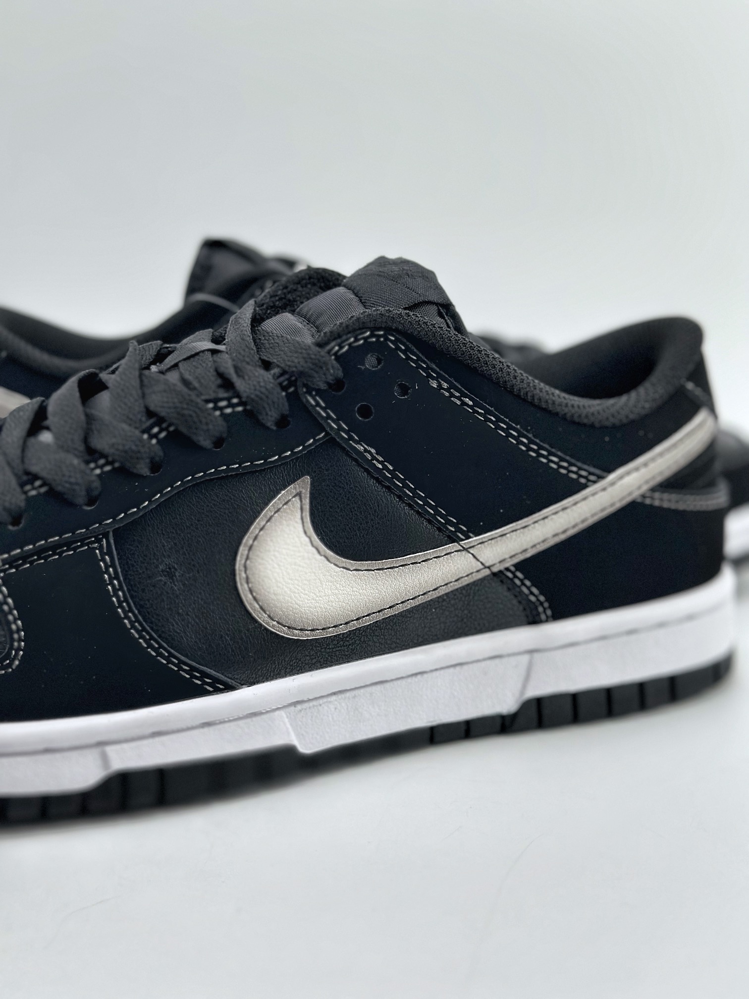 160 NIKE SB Dunk Low "AirbrushSwoosh"黑白 FD6923-001