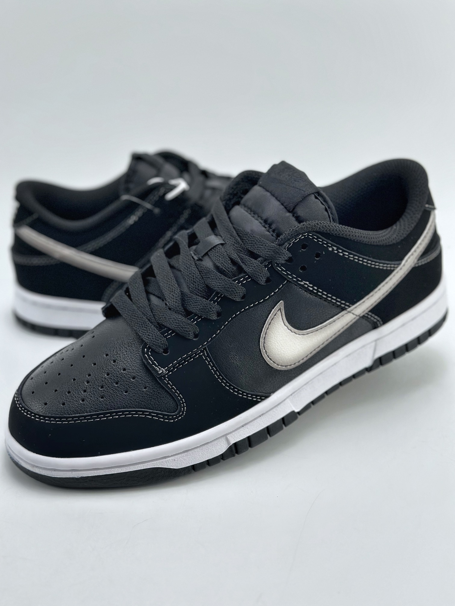 160 NIKE SB Dunk Low “AirbrushSwoosh”黑白 FD6923-001