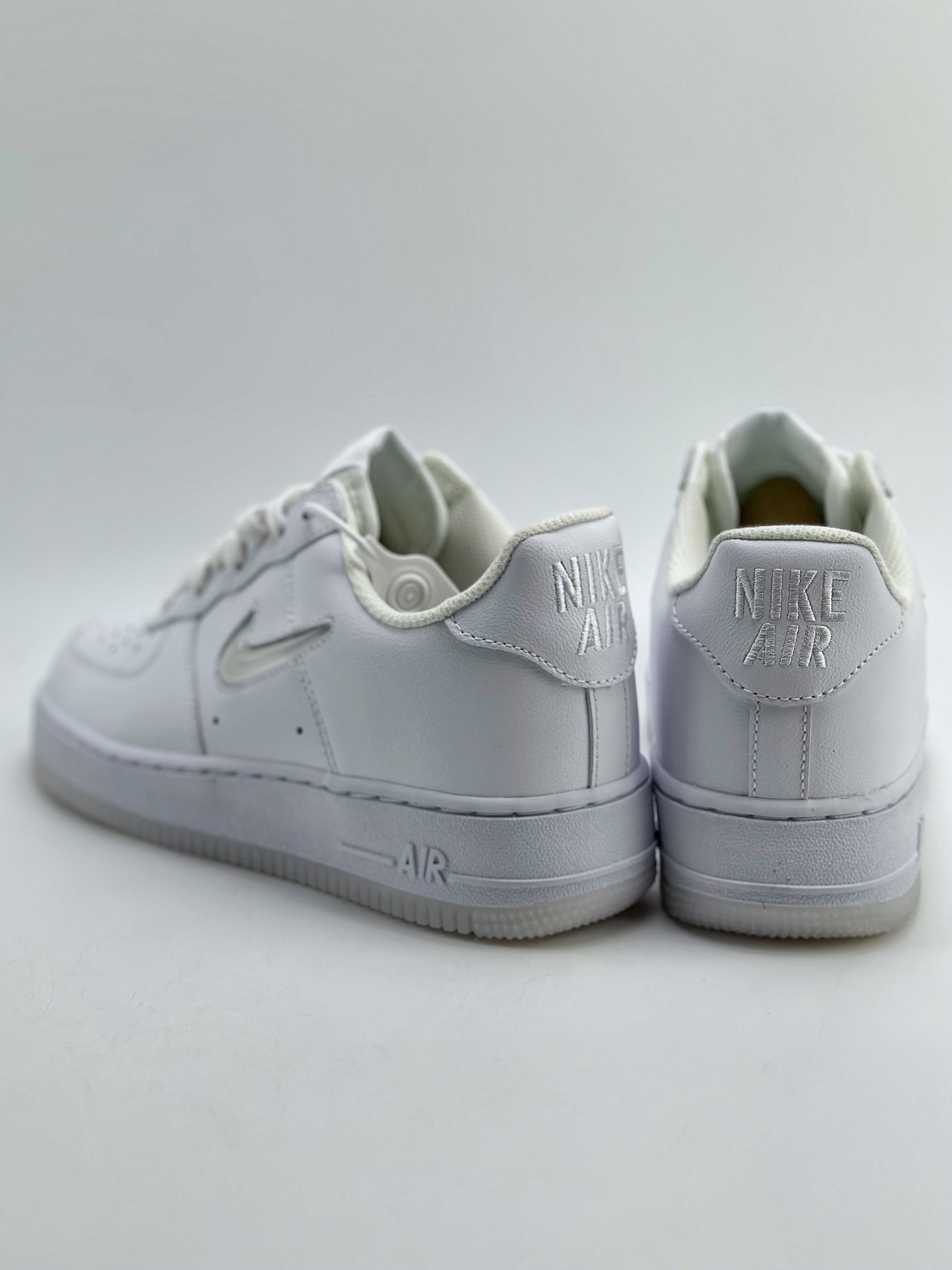 200 Nike Air Force 1 Low 07 纯白水晶勾 FN5924-100